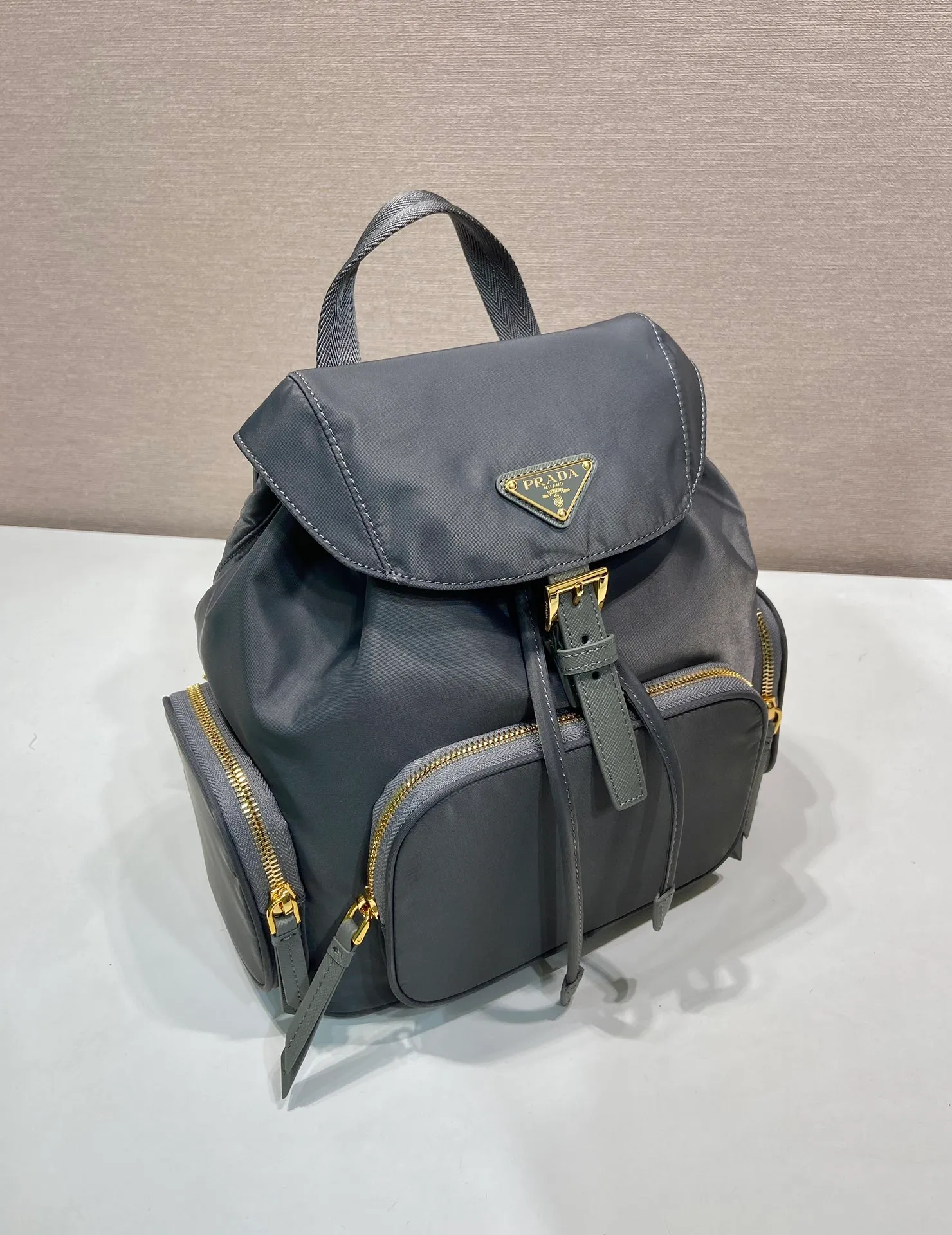💰1300🎉New product🎉1BZ081 Backpack🎉🎉 This backpack is made of imported nylon fabric. The body of the bag is designed with three zipper pockets. The bag opening is opened and closed with a flip drawstring. It has top-grade hardware, large capacity, and many pockets. It is very practical. Length 24.5x Height 29x Bottom 12cm🎉🎉🎉💰💰💰