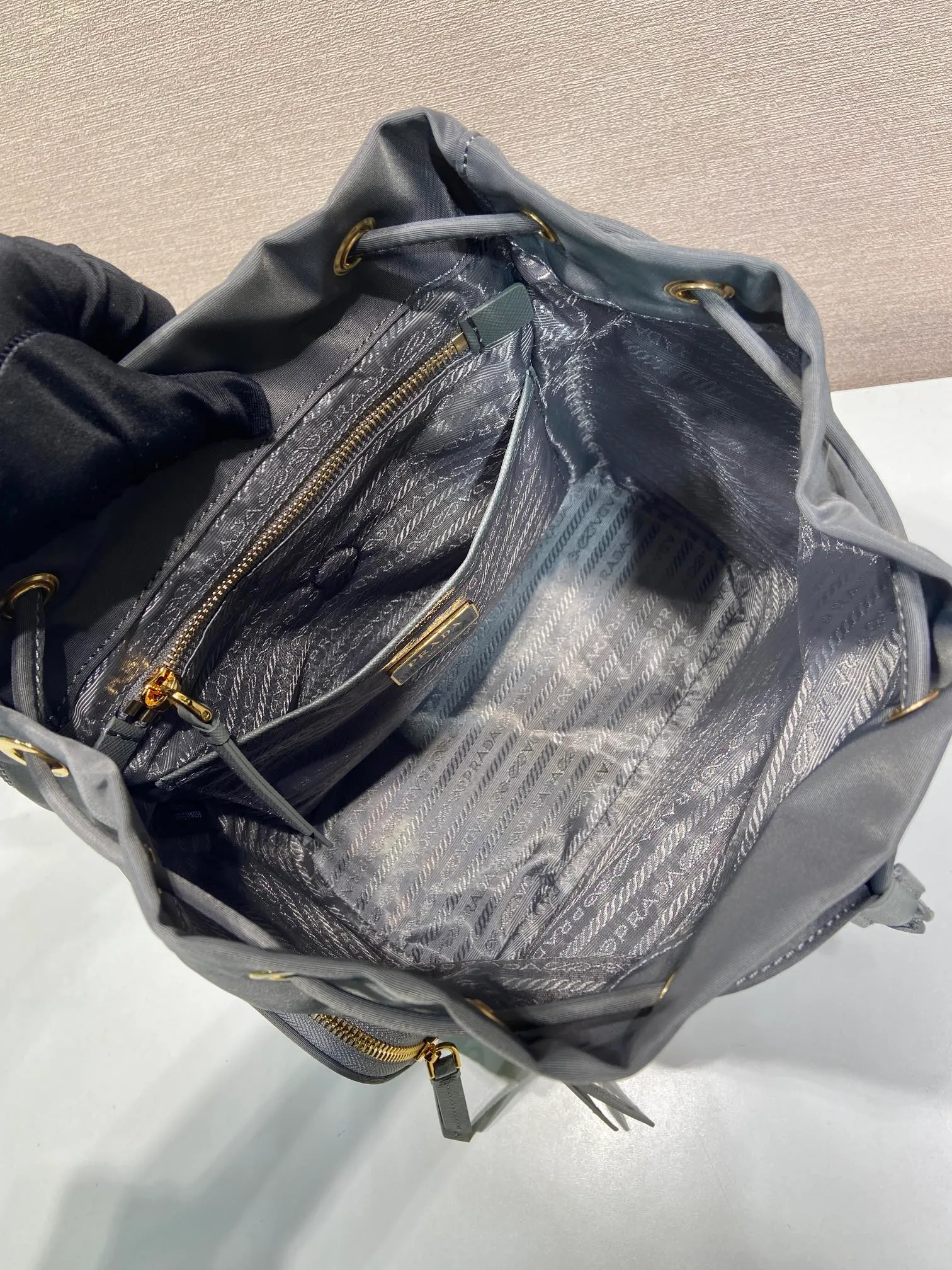 💰1300🎉New product🎉1BZ081 Backpack🎉🎉 This backpack is made of imported nylon fabric. The body of the bag is designed with three zipper pockets. The bag opening is opened and closed with a flip drawstring. It has top-grade hardware, large capacity, and many pockets. It is very practical. Length 24.5x Height 29x Bottom 12cm🎉🎉🎉💰💰💰
