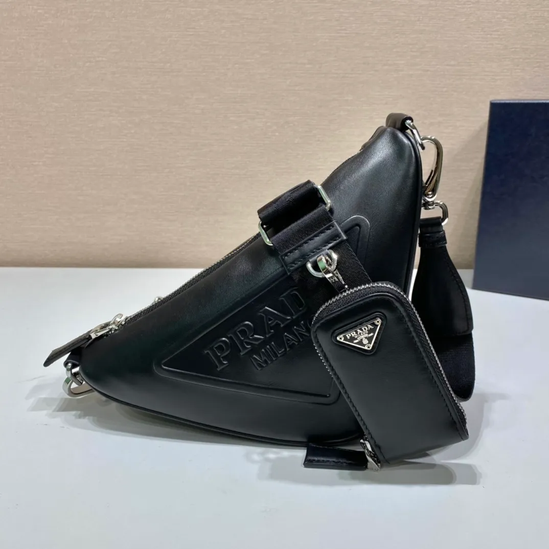 💰1520🎉Triangle cross-body bag🎉1BH190🎉 This triangle is a novel geometric pattern inspired by the design inspiration, and has a unique interpretation of historical features. The lines are stylish and neat. It comes with a shoulder strap, which can be worn on the shoulder or in the hand to match different styles. A tonal embossed logo and an enameled metal triangle logo on the back enhance the minimalist aesthetic. Large capacity space, suitable for couples bags. Definitely the most beautiful couple in the cold winter👏👏 Length 26x height 14x base 12cm (large bag) Length 5x height 10x base 2cm (small bag)