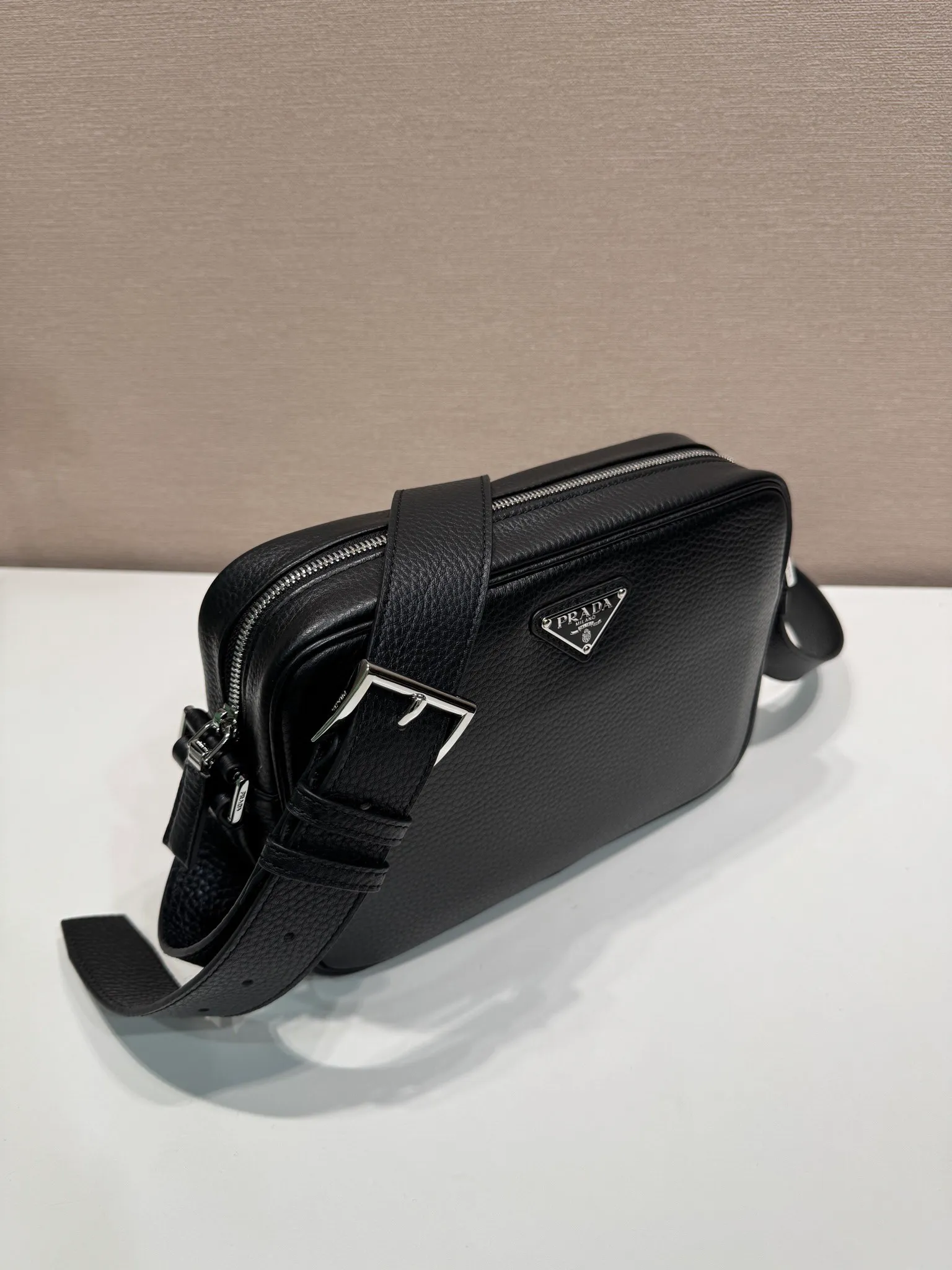 💰1520🎉New box bag🎉2VH189🎉🎉 This shoulder bag is simple, compact, exquisite and versatile, and is made of soft and delicate leather. It's embellished with the iconic triangle logo and modern details accentuate the simple silhouette. Adjustable shoulder strap with metal buckle. Zipper opening and closing, internal zipper pocket, large capacity, another popular style that will never go out of style🎉🎉worth owning, get it now🎉🎉 length 25x height 18x ​​bottom 7.5cm🎉🎉🎉💰💰💰