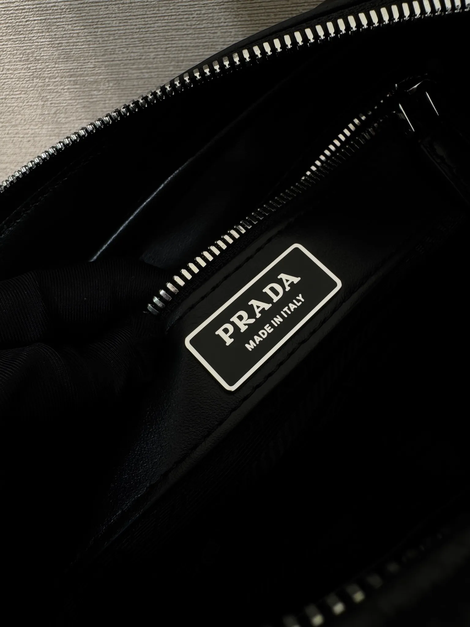 💰1520🎉New box bag🎉2VH189🎉🎉 This shoulder bag is simple, compact, exquisite and versatile, and is made of soft and delicate leather. It's embellished with the iconic triangle logo and modern details accentuate the simple silhouette. Adjustable shoulder strap with metal buckle. Zipper opening and closing, internal zipper pocket, large capacity, another popular style that will never go out of style🎉🎉worth owning, get it now🎉🎉 length 25x height 18x ​​bottom 7.5cm🎉🎉🎉💰💰💰