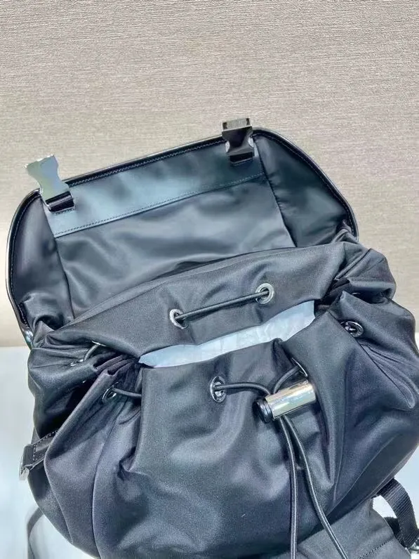 ¥1040 🎉New Backpack🎉2VZ135 Glossy/Nylon Fabric🎉🎉 This backpack combines the innovative regenerated nylon fabric Re-Nylon with glossy leather to highlight contemporary charm. Practical and versatile, it features four exterior zip pockets, adjustable nylon straps and a flap. It is classic and practical, so hurry up and get it, it is another popular style that will never go out of style🎉🎉 Length 27x Height 45x Bottom 7cm🎉🎉🎉