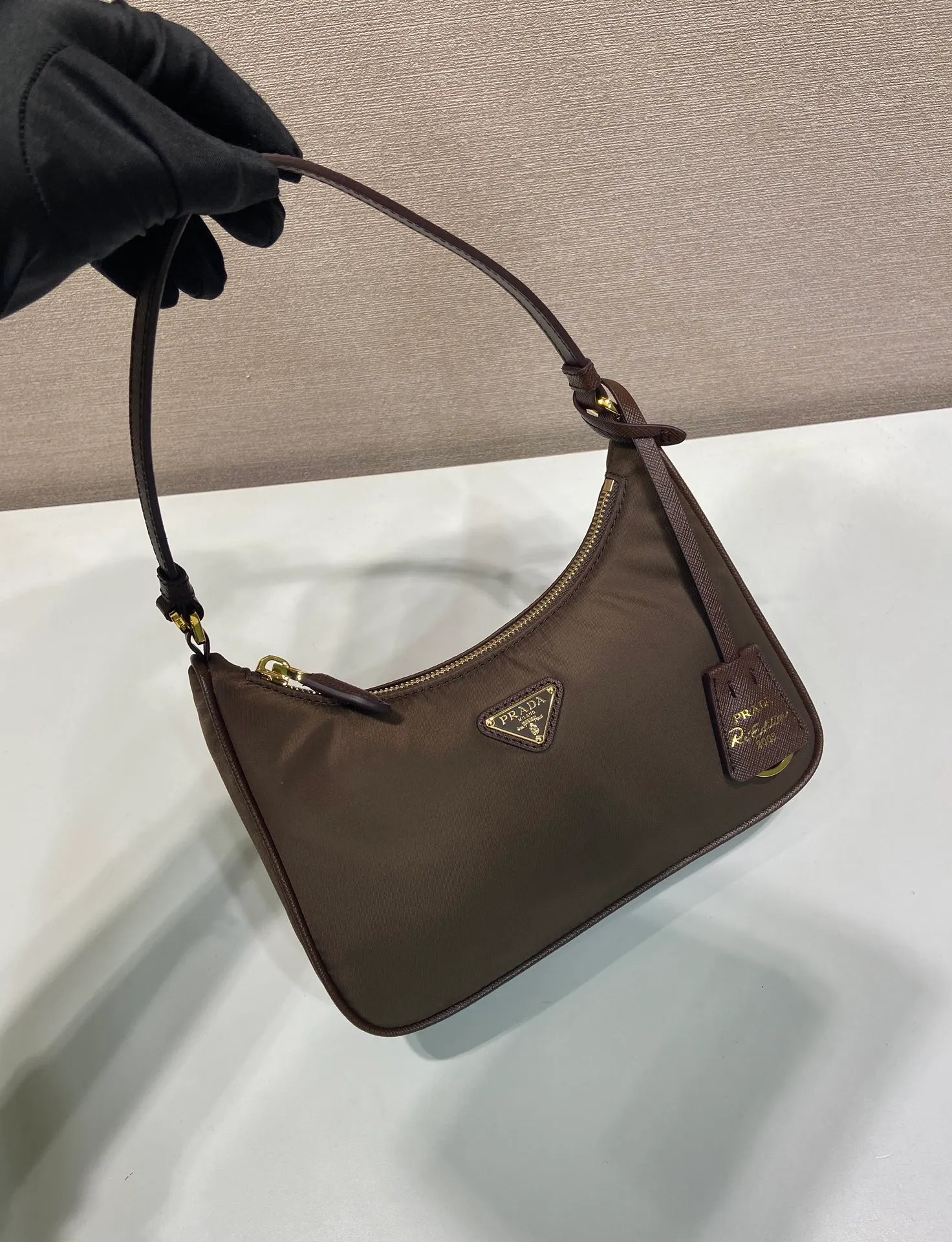 💰760🎉Upgraded version of Hobo🎉1N204M gold hardware🎉🎉 This Re-Edition 2005 handbag combines versatile design and classic details. Made from recycled nylon with elegant gold-plated hardware. The inner bag has a zipper closure and a leather handle. It can be carried by hand or carried on the shoulder. It is super easy to use and will never go out of style. 🎉🎉 Length 22x Height 18x ​​Bottom 6.5cm🎉🎉🎉👏👏👏