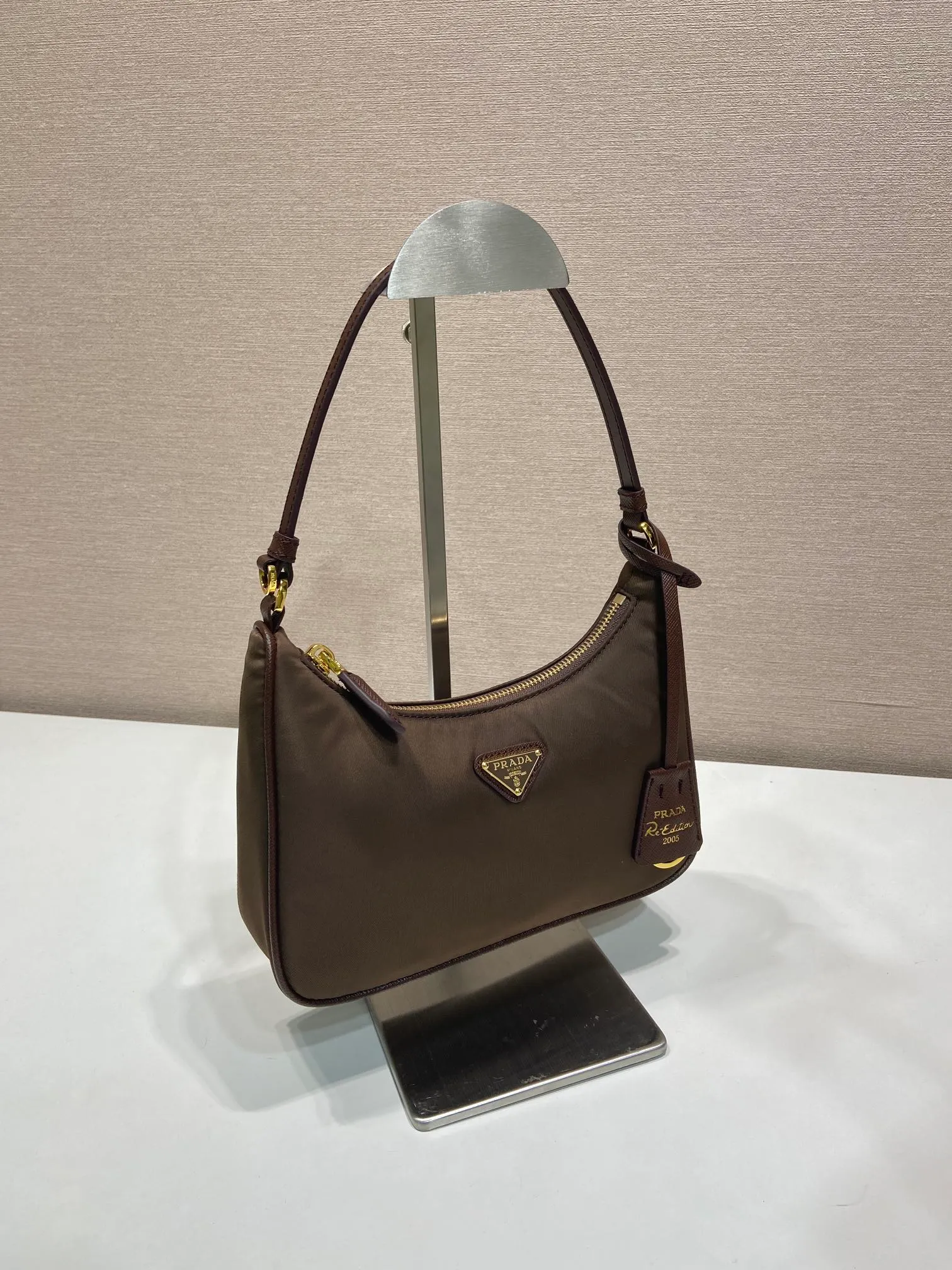💰760🎉Upgraded version of Hobo🎉1N204M gold hardware🎉🎉 This Re-Edition 2005 handbag combines versatile design and classic details. Made from recycled nylon with elegant gold-plated hardware. The inner bag has a zipper closure and a leather handle. It can be carried by hand or carried on the shoulder. It is super easy to use and will never go out of style. 🎉🎉 Length 22x Height 18x ​​Bottom 6.5cm🎉🎉🎉👏👏👏