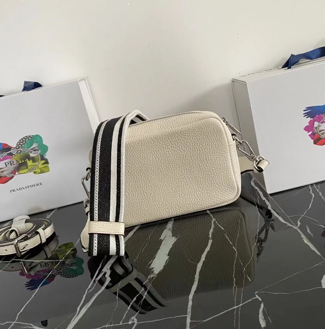 P1160¥ [Top original order] 🎉 New single-pull double shoulder straps 🎉 1BH192 single-layer small size has arrived 🎉 This single-layer double shoulder strap is made of imported deerskin grain cowhide and equipped with two interchangeable and adjustable long shoulder straps. The combination of fabric webbing and cowhide is perfect😘, versatile for mixing and matching different clothes on different occasions😘, large capacity, super soft feel🎉Hurry up and get it🎉Dimensions: length 19x height 12x bottom 6cm