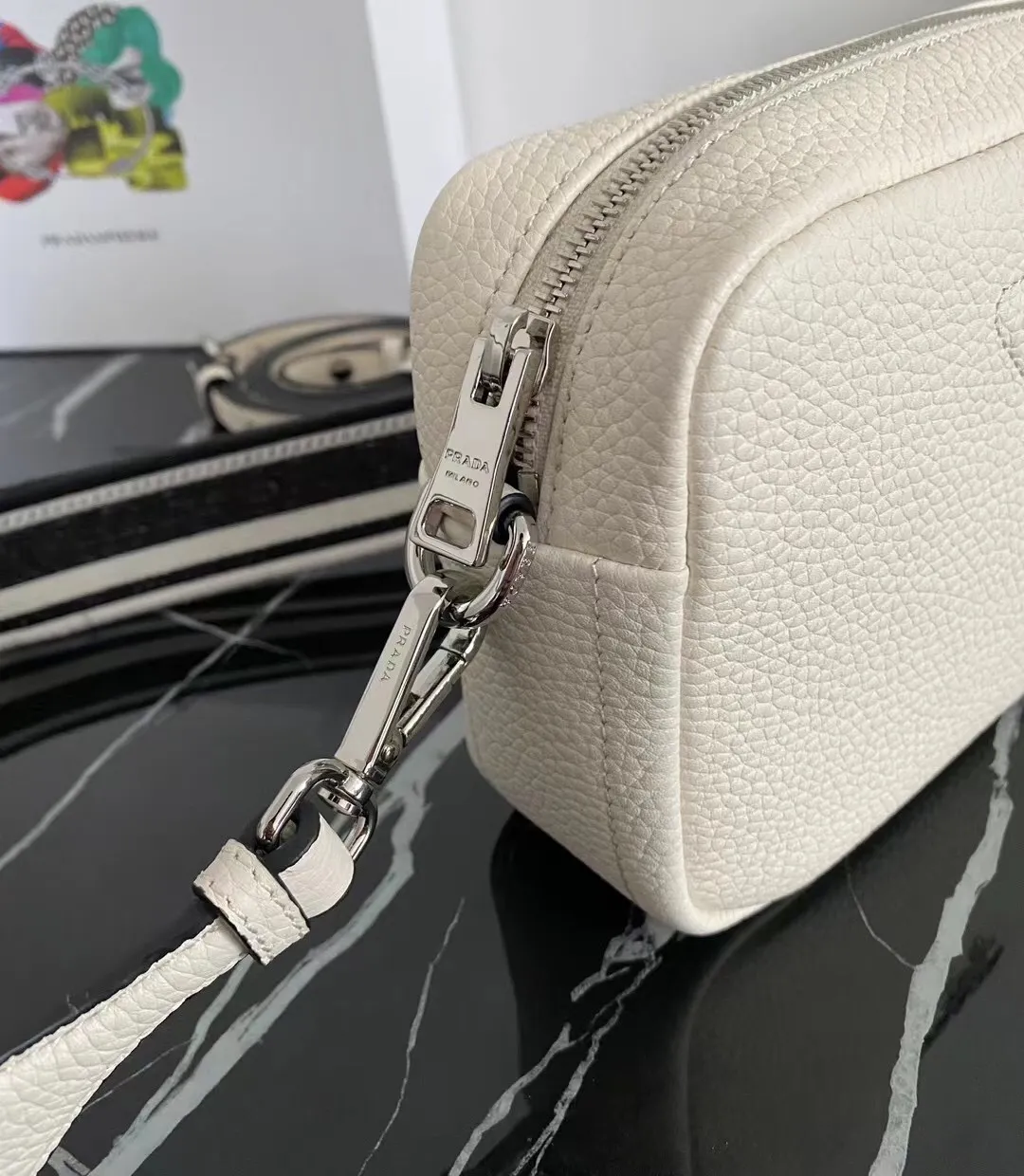 P1160¥ [Top original order] 🎉 New single-pull double shoulder straps 🎉 1BH192 single-layer small size has arrived 🎉 This single-layer double shoulder strap is made of imported deerskin grain cowhide and equipped with two interchangeable and adjustable long shoulder straps. The combination of fabric webbing and cowhide is perfect😘, versatile for mixing and matching different clothes on different occasions😘, large capacity, super soft feel🎉Hurry up and get it🎉Dimensions: length 19x height 12x bottom 6cm