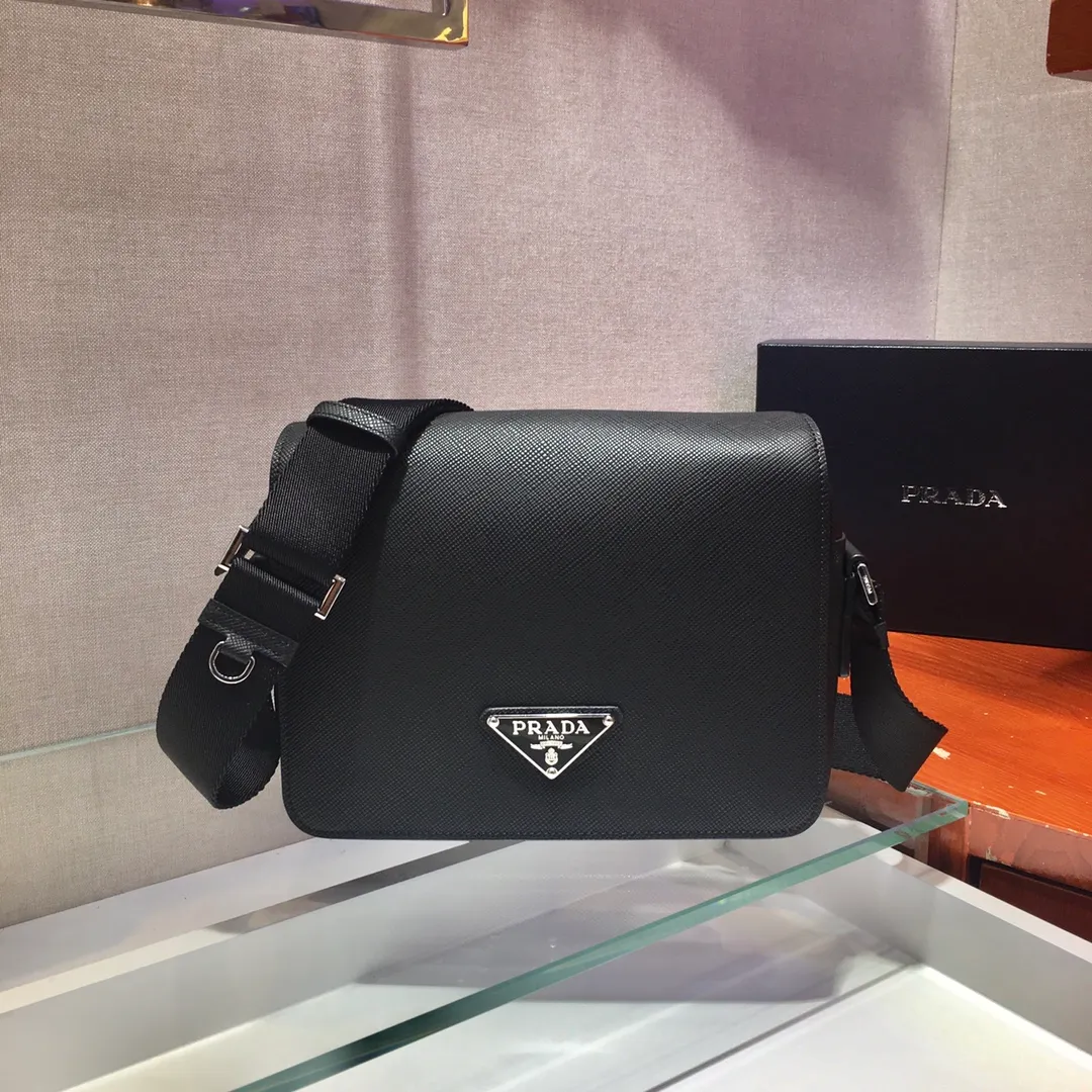 💰1700🎉New satchel messenger bag🎉2VD038, this Saffiano leather shoulder bag interprets an exquisite structured silhouette. An adjustable nylon shoulder strap gives the bag its unique personality. Triangular enamel logo on the front, internal logo nameplate, zipper closure, simple and elegant, men, hurry up and get it😘😘 Length 24x Height 18x ​​Bottom 6cm