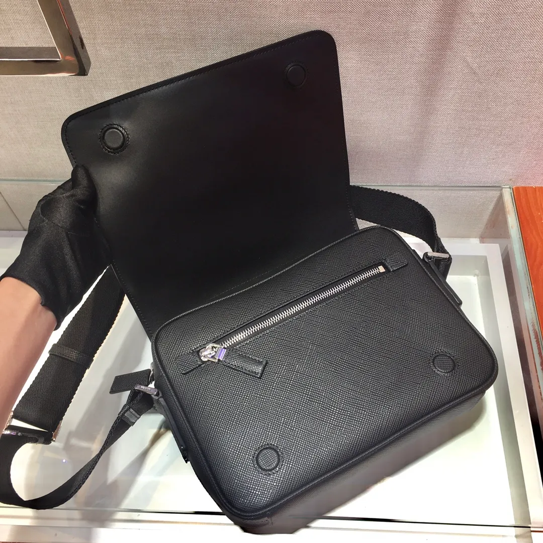 💰1700🎉New satchel messenger bag🎉2VD038, this Saffiano leather shoulder bag interprets an exquisite structured silhouette. An adjustable nylon shoulder strap gives the bag its unique personality. Triangular enamel logo on the front, internal logo nameplate, zipper closure, simple and elegant, men, hurry up and get it😘😘 Length 24x Height 18x ​​Bottom 6cm