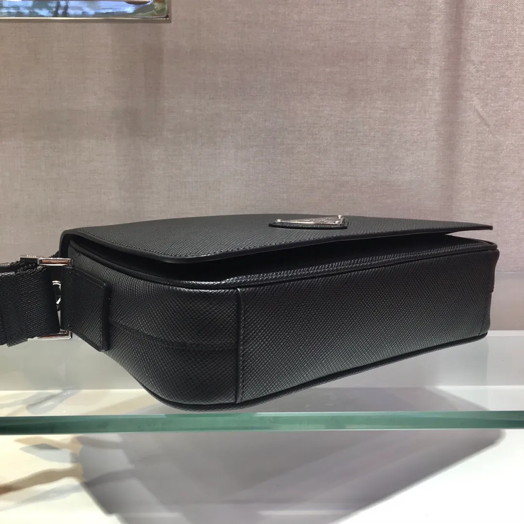 💰1700🎉New satchel messenger bag🎉2VD038, this Saffiano leather shoulder bag interprets an exquisite structured silhouette. An adjustable nylon shoulder strap gives the bag its unique personality. Triangular enamel logo on the front, internal logo nameplate, zipper closure, simple and elegant, men, hurry up and get it😘😘 Length 24x Height 18x ​​Bottom 6cm
