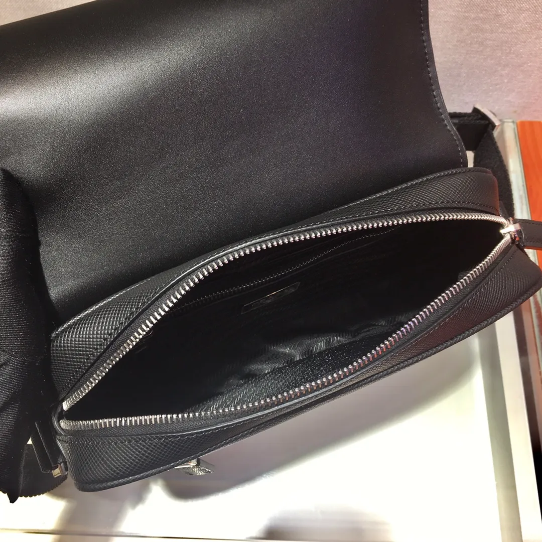 💰1700🎉New satchel messenger bag🎉2VD038, this Saffiano leather shoulder bag interprets an exquisite structured silhouette. An adjustable nylon shoulder strap gives the bag its unique personality. Triangular enamel logo on the front, internal logo nameplate, zipper closure, simple and elegant, men, hurry up and get it😘😘 Length 24x Height 18x ​​Bottom 6cm