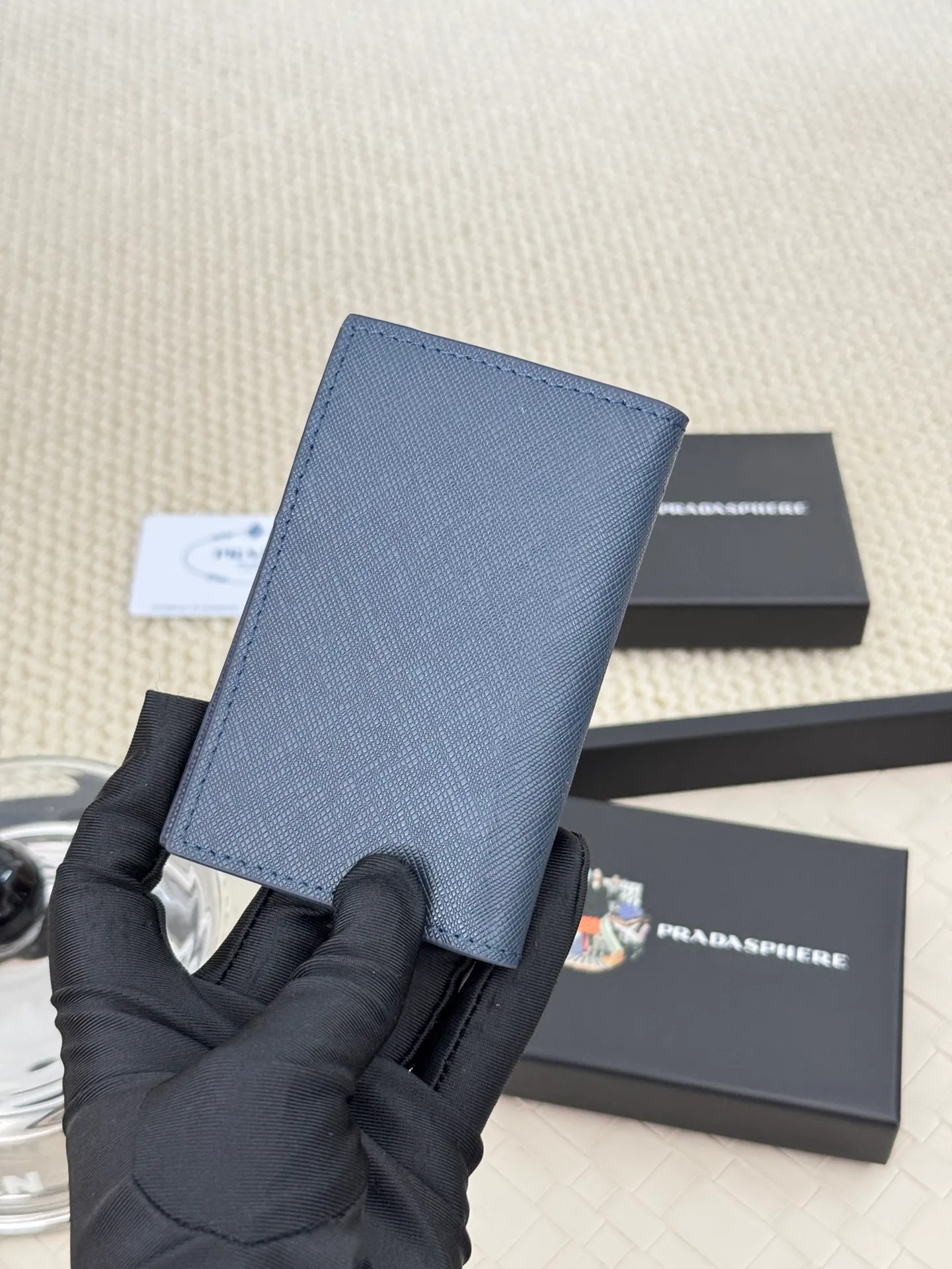 💰120 prada cross pattern unisex card holder, can be placed in pockets, bags, and can be held in hand, made of cross pattern imported calfskin, pocket card holder, can hold change, 6 card slots, simple and elegant fashion trend. Model 2MC101, color as shown in the picture, size 11×7cm,
