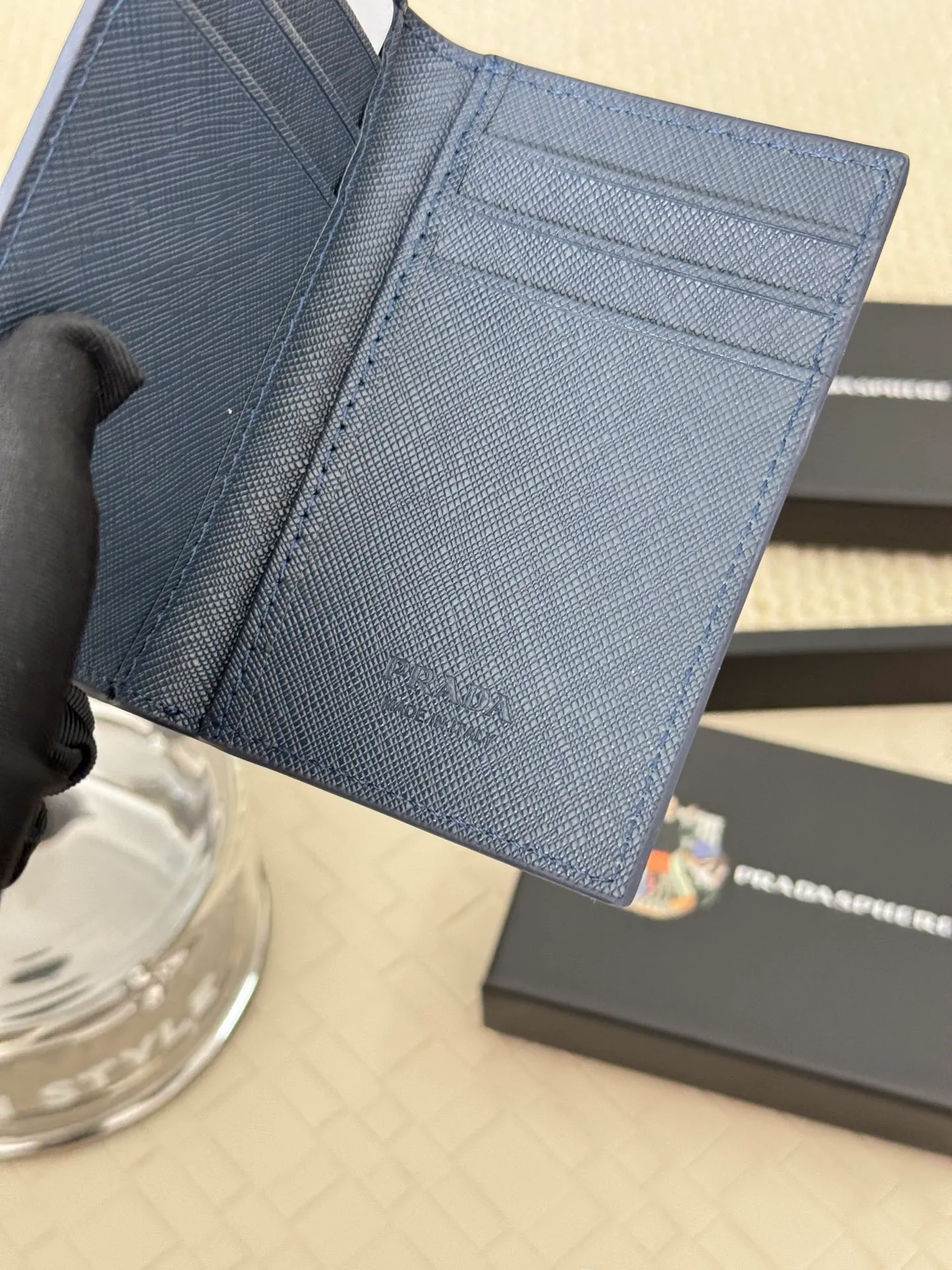 💰120 prada cross pattern unisex card holder, can be placed in pockets, bags, and can be held in hand, made of cross pattern imported calfskin, pocket card holder, can hold change, 6 card slots, simple and elegant fashion trend. Model 2MC101, color as shown in the picture, size 11×7cm,