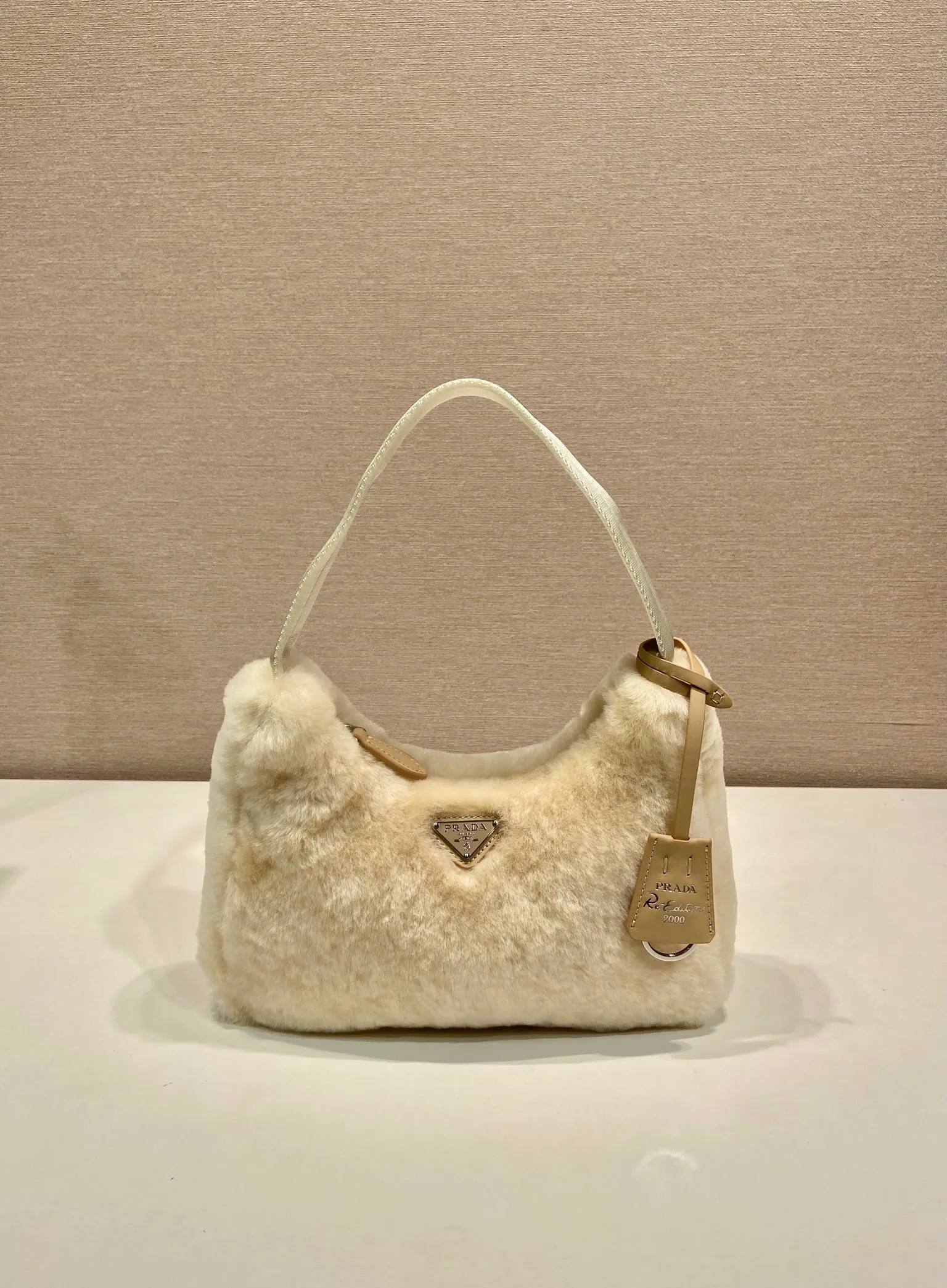 💰960🎉Plush Hobo🎉Upgraded version/goat hair😘😘This Hobo fur bag design is another popular style in autumn and winter👏, you can feel its softness through the screen😘I have the urge to hug it quickly 🙊🙊It’s so cute, the only difference in the upgraded version is that the hair is very soft🎉🎉It looks good and it’s extremely convenient to wear👍It looks great when carried by hand or as an armpit bag😘A must-have in winter, if you like it, hurry up and buy it🎉🎉 Style number: NE515 Length 23x Height 14x Bottom 5cm