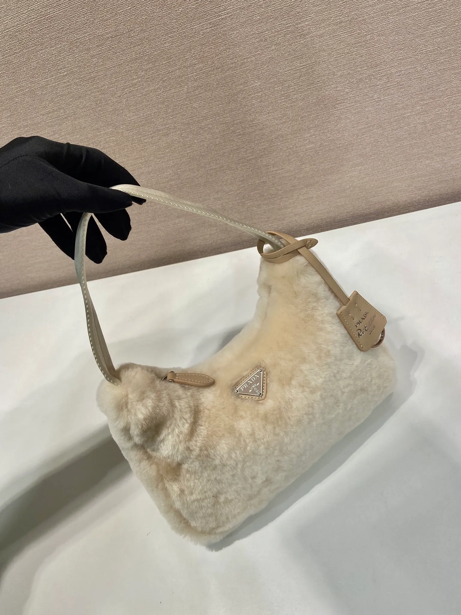 💰960🎉Plush Hobo🎉Upgraded version/goat hair😘😘This Hobo fur bag design is another popular style in autumn and winter👏, you can feel its softness through the screen😘I have the urge to hug it quickly 🙊🙊It’s so cute, the only difference in the upgraded version is that the hair is very soft🎉🎉It looks good and it’s extremely convenient to wear👍It looks great when carried by hand or as an armpit bag😘A must-have in winter, if you like it, hurry up and buy it🎉🎉 Style number: NE515 Length 23x Height 14x Bottom 5cm