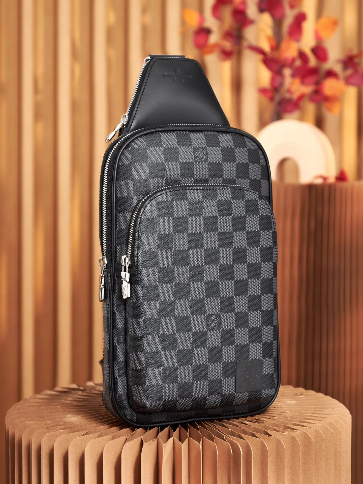 P¥720👉nfc dynamic chip version👈[Top-level inspection-free all-steel hardware] This Avenue shoulder bag is made of Damier Graphite canvas, and the front outer pocket is decorated with a Louis Vuitton Paris logo leather patch. The adjustable nylon shoulder straps can be fixed on the left and right sides with D-rings, while the canvas straps and lining are sustainable. Damier Graphite coated canvas - Calfskin trim - Textile lining - Square hardware on the front - Main compartment - Zip front pocket - Small top zip pocket - Shoulder strap, non-detachable, adjustable! ! Model: N45302; Size: 20x31x7CM