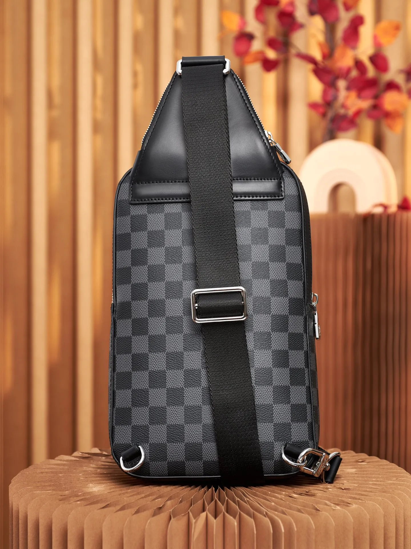 P¥720👉nfc dynamic chip version👈[Top-level inspection-free all-steel hardware] This Avenue shoulder bag is made of Damier Graphite canvas, and the front outer pocket is decorated with a Louis Vuitton Paris logo leather patch. The adjustable nylon shoulder straps can be fixed on the left and right sides with D-rings, while the canvas straps and lining are sustainable. Damier Graphite coated canvas - Calfskin trim - Textile lining - Square hardware on the front - Main compartment - Zip front pocket - Small top zip pocket - Shoulder strap, non-detachable, adjustable! ! Model: N45302; Size: 20x31x7CM