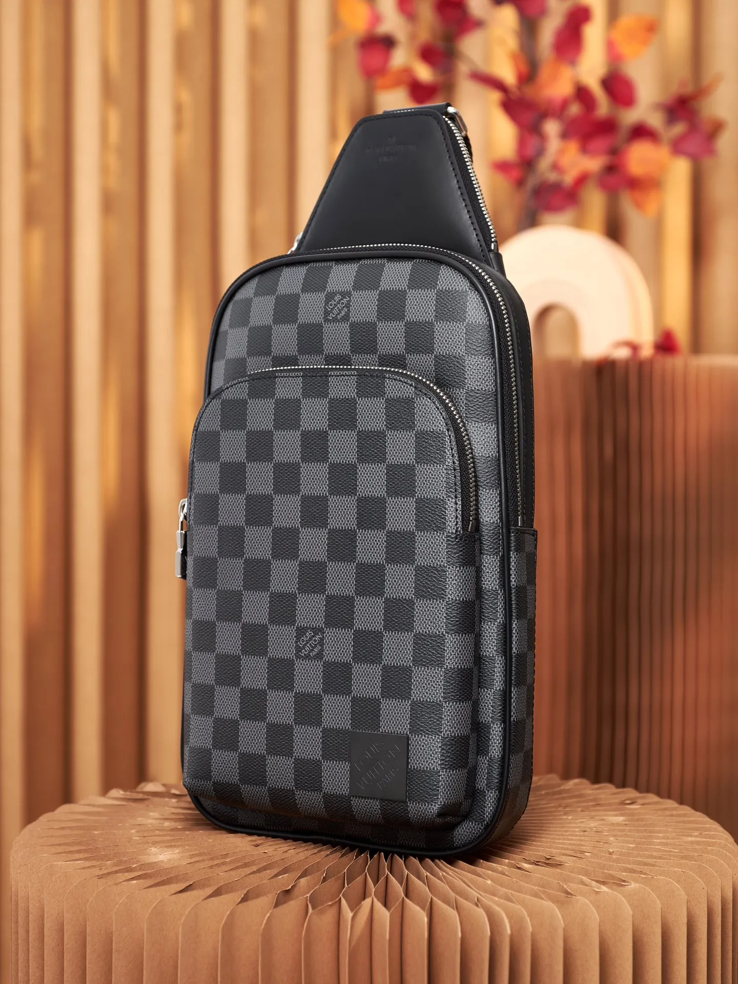 P¥720👉nfc dynamic chip version👈[Top-level inspection-free all-steel hardware] This Avenue shoulder bag is made of Damier Graphite canvas, and the front outer pocket is decorated with a Louis Vuitton Paris logo leather patch. The adjustable nylon shoulder straps can be fixed on the left and right sides with D-rings, while the canvas straps and lining are sustainable. Damier Graphite coated canvas - Calfskin trim - Textile lining - Square hardware on the front - Main compartment - Zip front pocket - Small top zip pocket - Shoulder strap, non-detachable, adjustable! ! Model: N45302; Size: 20x31x7CM
