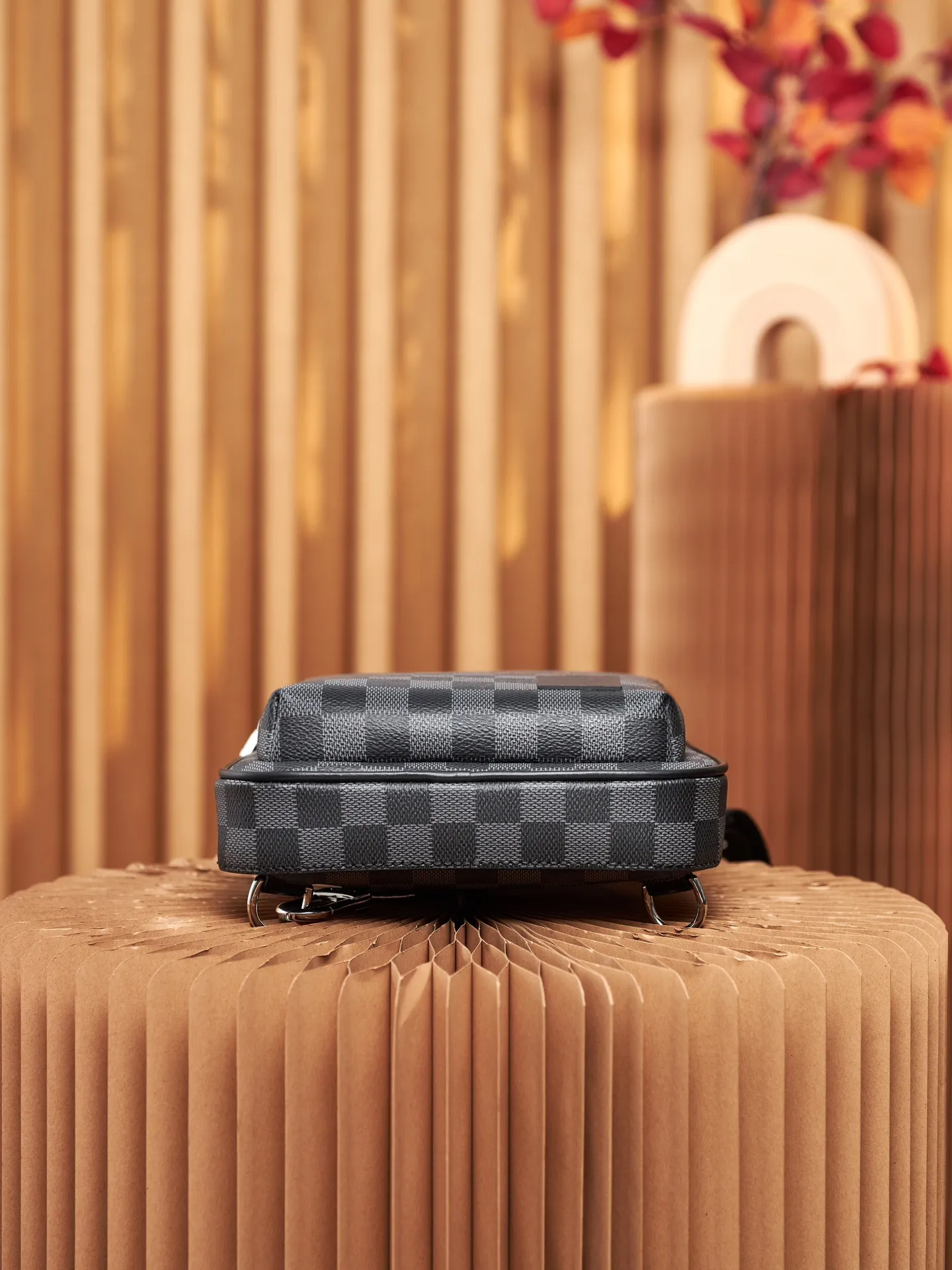 P¥720👉nfc dynamic chip version👈[Top-level inspection-free all-steel hardware] This Avenue shoulder bag is made of Damier Graphite canvas, and the front outer pocket is decorated with a Louis Vuitton Paris logo leather patch. The adjustable nylon shoulder straps can be fixed on the left and right sides with D-rings, while the canvas straps and lining are sustainable. Damier Graphite coated canvas - Calfskin trim - Textile lining - Square hardware on the front - Main compartment - Zip front pocket - Small top zip pocket - Shoulder strap, non-detachable, adjustable! ! Model: N45302; Size: 20x31x7CM