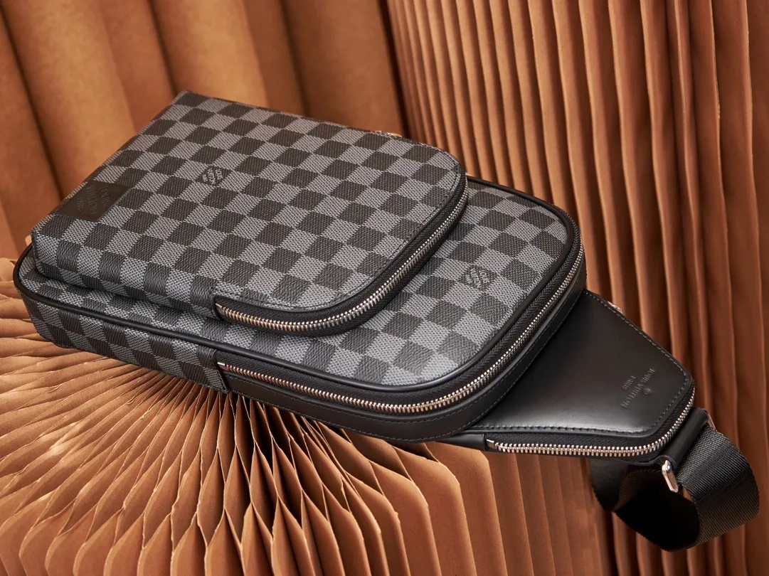P¥720👉nfc dynamic chip version👈[Top-level inspection-free all-steel hardware] This Avenue shoulder bag is made of Damier Graphite canvas, and the front outer pocket is decorated with a Louis Vuitton Paris logo leather patch. The adjustable nylon shoulder straps can be fixed on the left and right sides with D-rings, while the canvas straps and lining are sustainable. Damier Graphite coated canvas - Calfskin trim - Textile lining - Square hardware on the front - Main compartment - Zip front pocket - Small top zip pocket - Shoulder strap, non-detachable, adjustable! ! Model: N45302; Size: 20x31x7CM