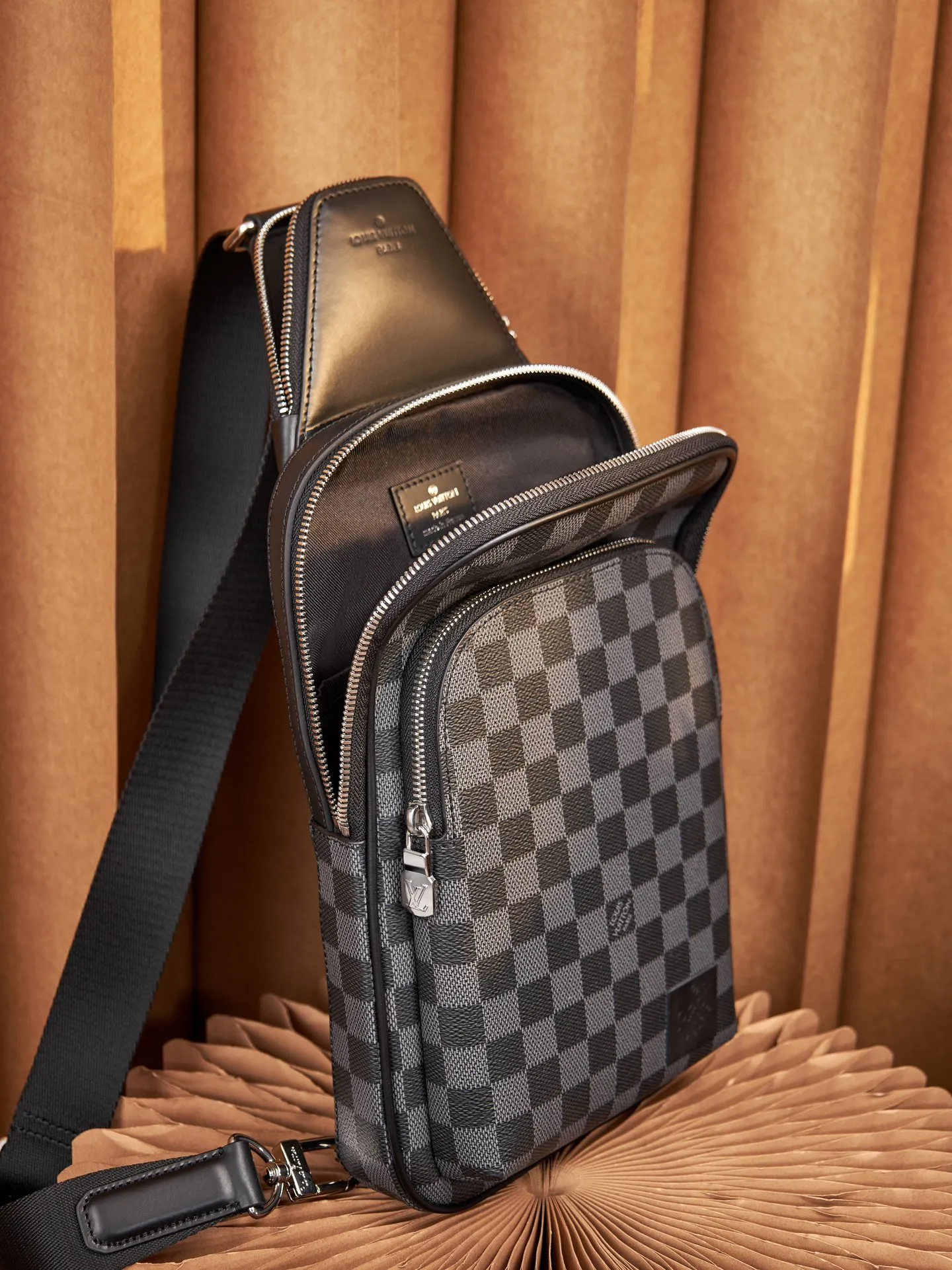 P¥720👉nfc dynamic chip version👈[Top-level inspection-free all-steel hardware] This Avenue shoulder bag is made of Damier Graphite canvas, and the front outer pocket is decorated with a Louis Vuitton Paris logo leather patch. The adjustable nylon shoulder straps can be fixed on the left and right sides with D-rings, while the canvas straps and lining are sustainable. Damier Graphite coated canvas - Calfskin trim - Textile lining - Square hardware on the front - Main compartment - Zip front pocket - Small top zip pocket - Shoulder strap, non-detachable, adjustable! ! Model: N45302; Size: 20x31x7CM