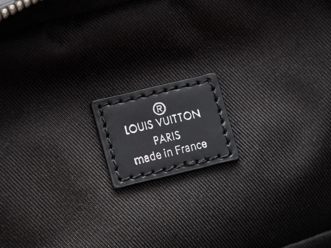 P¥720👉nfc dynamic chip version👈[Top-level inspection-free all-steel hardware] This Avenue shoulder bag is made of Damier Graphite canvas, and the front outer pocket is decorated with a Louis Vuitton Paris logo leather patch. The adjustable nylon shoulder straps can be fixed on the left and right sides with D-rings, while the canvas straps and lining are sustainable. Damier Graphite coated canvas - Calfskin trim - Textile lining - Square hardware on the front - Main compartment - Zip front pocket - Small top zip pocket - Shoulder strap, non-detachable, adjustable! ! Model: N45302; Size: 20x31x7CM