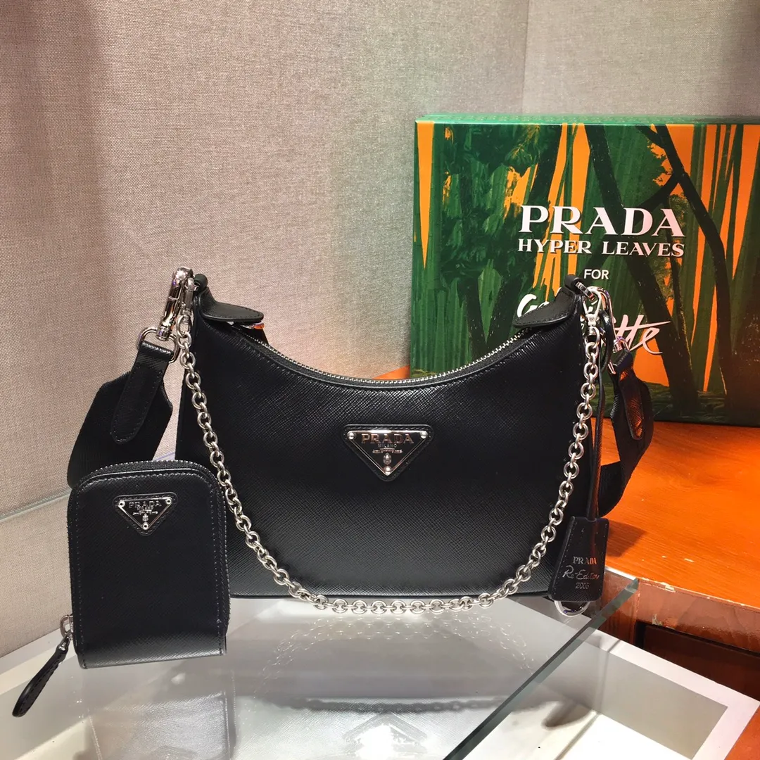 💰1300🎊Full leather three-in-one🎊New 1BH204 full leather, nylon Hobo hand/armpit bag😘😘The full leather hobo that has become popular in the fashion circle due to the crazy cultivation of Internet celebrity sisters has a new model! 👏👏The design of this all-leather Hobo bag is great👍👍One bag with three uses😘😘waist bag/crossbody/single shoulder bag👍👍The handle is replaced by a chain, which makes the underarm bag a little more sexy. It also has a long shoulder strap. What I love most is that there is a small pendant (small bag) hanging on the shoulder strap, which can also be hung on other bags and pants as accessories. 🙊🙊There is no problem in matching various clothes in normal times😘😘Babies, hurry up and get it, it’s so beautiful🙊🙊Dimensions: length 23x height 17x bottom 6.5cm👏👏👏