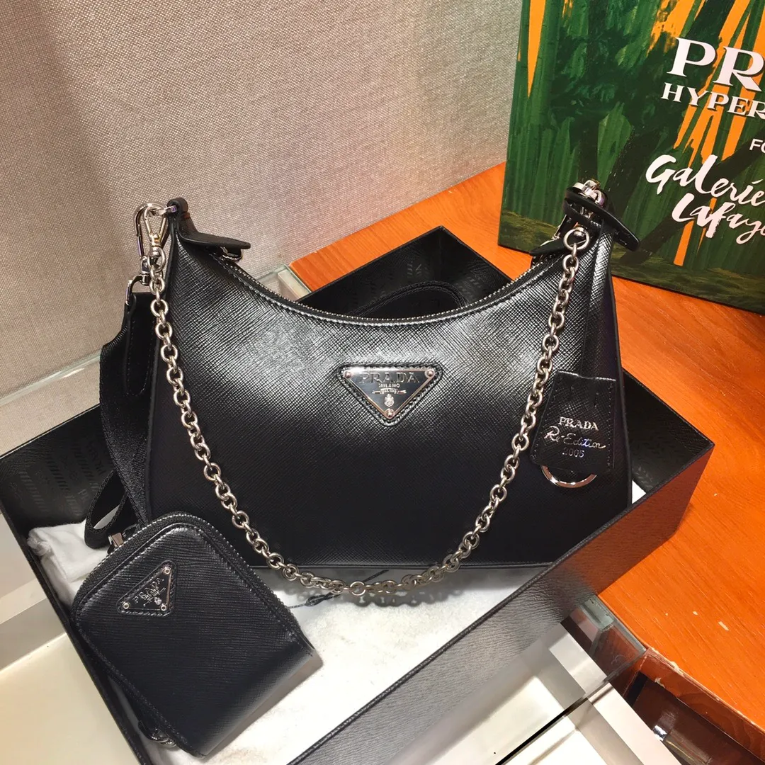 💰1300🎊Full leather three-in-one🎊New 1BH204 full leather, nylon Hobo hand/armpit bag😘😘The full leather hobo that has become popular in the fashion circle due to the crazy cultivation of Internet celebrity sisters has a new model! 👏👏The design of this all-leather Hobo bag is great👍👍One bag with three uses😘😘waist bag/crossbody/single shoulder bag👍👍The handle is replaced by a chain, which makes the underarm bag a little more sexy. It also has a long shoulder strap. What I love most is that there is a small pendant (small bag) hanging on the shoulder strap, which can also be hung on other bags and pants as accessories. 🙊🙊There is no problem in matching various clothes in normal times😘😘Babies, hurry up and get it, it’s so beautiful🙊🙊Dimensions: length 23x height 17x bottom 6.5cm👏👏👏