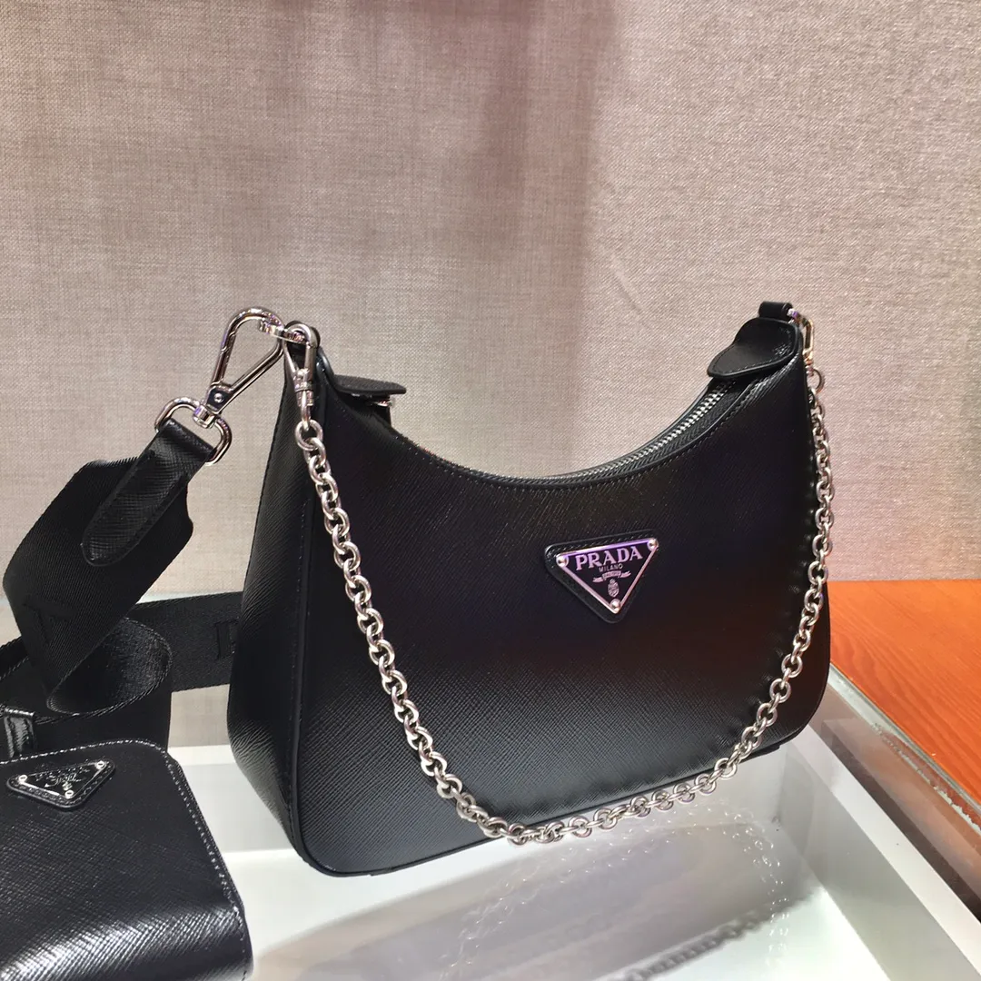 💰1300🎊Full leather three-in-one🎊New 1BH204 full leather, nylon Hobo hand/armpit bag😘😘The full leather hobo that has become popular in the fashion circle due to the crazy cultivation of Internet celebrity sisters has a new model! 👏👏The design of this all-leather Hobo bag is great👍👍One bag with three uses😘😘waist bag/crossbody/single shoulder bag👍👍The handle is replaced by a chain, which makes the underarm bag a little more sexy. It also has a long shoulder strap. What I love most is that there is a small pendant (small bag) hanging on the shoulder strap, which can also be hung on other bags and pants as accessories. 🙊🙊There is no problem in matching various clothes in normal times😘😘Babies, hurry up and get it, it’s so beautiful🙊🙊Dimensions: length 23x height 17x bottom 6.5cm👏👏👏