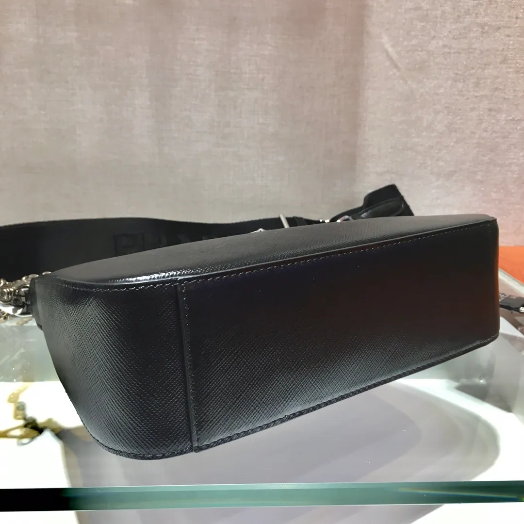 💰1300🎊Full leather three-in-one🎊New 1BH204 full leather, nylon Hobo hand/armpit bag😘😘The full leather hobo that has become popular in the fashion circle due to the crazy cultivation of Internet celebrity sisters has a new model! 👏👏The design of this all-leather Hobo bag is great👍👍One bag with three uses😘😘waist bag/crossbody/single shoulder bag👍👍The handle is replaced by a chain, which makes the underarm bag a little more sexy. It also has a long shoulder strap. What I love most is that there is a small pendant (small bag) hanging on the shoulder strap, which can also be hung on other bags and pants as accessories. 🙊🙊There is no problem in matching various clothes in normal times😘😘Babies, hurry up and get it, it’s so beautiful🙊🙊Dimensions: length 23x height 17x bottom 6.5cm👏👏👏