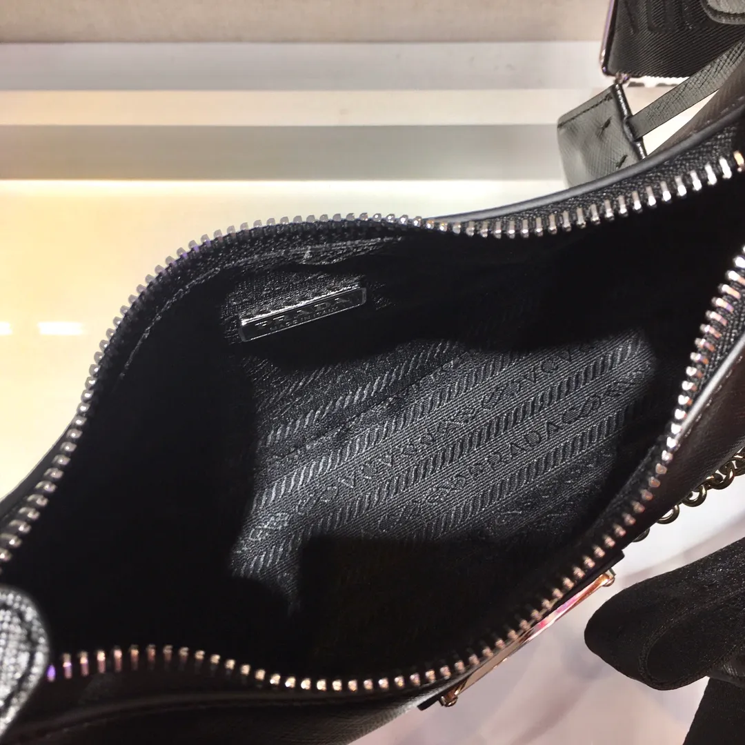 💰1300🎊Full leather three-in-one🎊New 1BH204 full leather, nylon Hobo hand/armpit bag😘😘The full leather hobo that has become popular in the fashion circle due to the crazy cultivation of Internet celebrity sisters has a new model! 👏👏The design of this all-leather Hobo bag is great👍👍One bag with three uses😘😘waist bag/crossbody/single shoulder bag👍👍The handle is replaced by a chain, which makes the underarm bag a little more sexy. It also has a long shoulder strap. What I love most is that there is a small pendant (small bag) hanging on the shoulder strap, which can also be hung on other bags and pants as accessories. 🙊🙊There is no problem in matching various clothes in normal times😘😘Babies, hurry up and get it, it’s so beautiful🙊🙊Dimensions: length 23x height 17x bottom 6.5cm👏👏👏