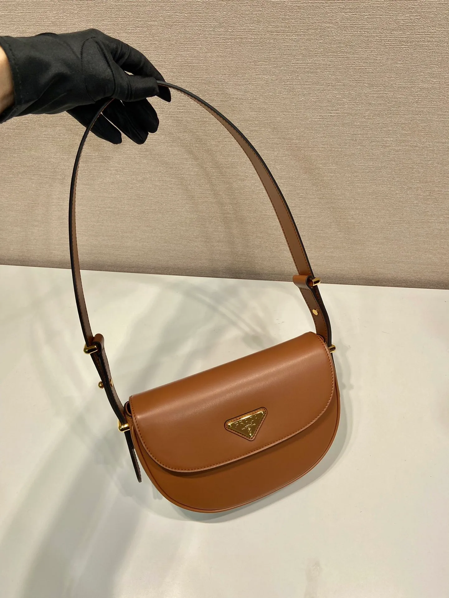 💰1600🎉New product🎉1BD365 double shoulder strap👏👏 This model is made of imported calfskin, with imported sheepskin inside. It has a clamshell design and is equipped with 2 detachable and adjustable shoulder straps. It can be carried on the shoulder or across the body, and is interchangeable in different occasions. It’s so perfect👏👏It has a large capacity, is fashionable and simple, babies. Hurry up and get it👏👏 Length 20x Height 16x Bottom 6cm