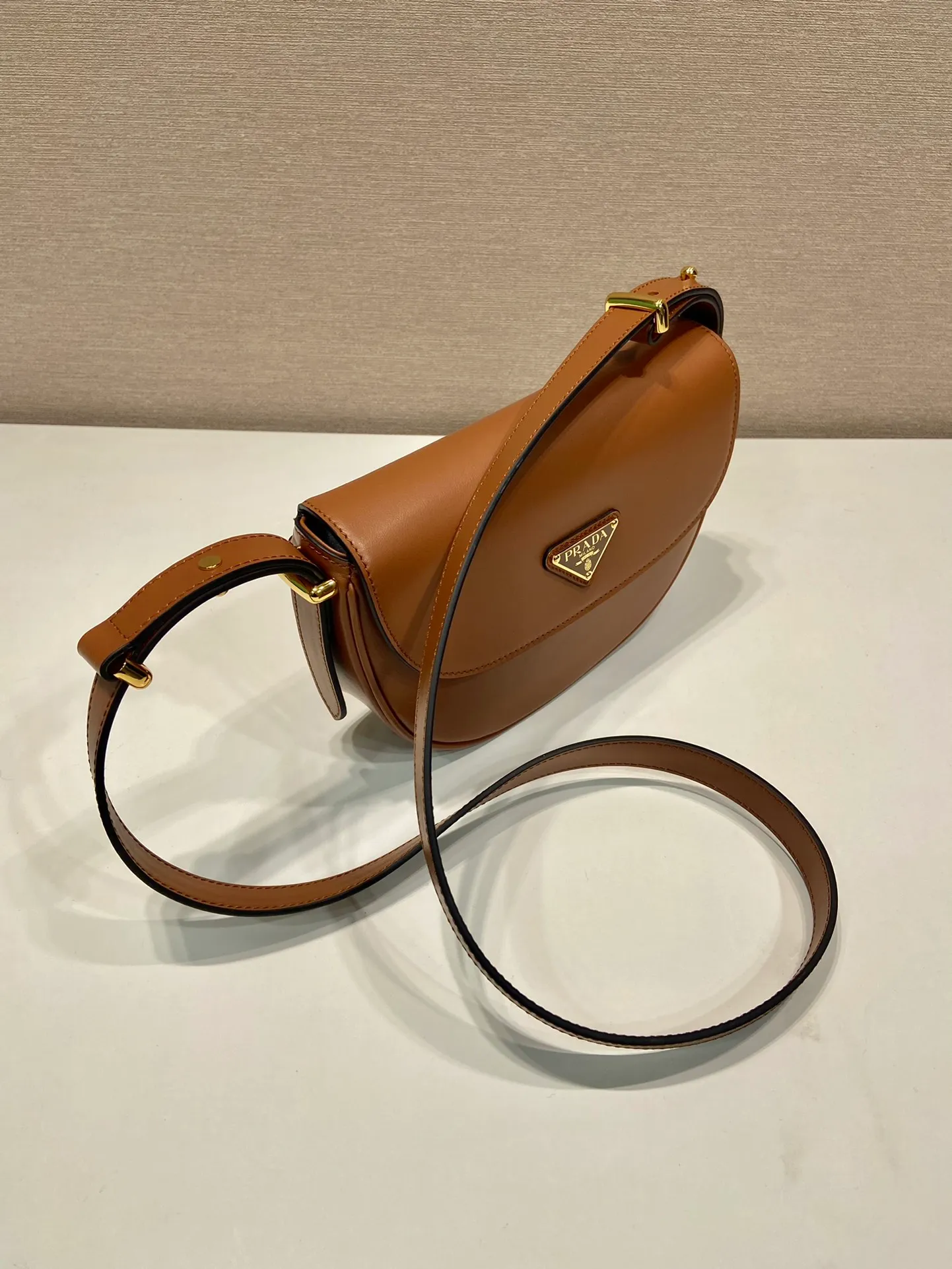 💰1600🎉New product🎉1BD365 double shoulder strap👏👏 This model is made of imported calfskin, with imported sheepskin inside. It has a clamshell design and is equipped with 2 detachable and adjustable shoulder straps. It can be carried on the shoulder or across the body, and is interchangeable in different occasions. It’s so perfect👏👏It has a large capacity, is fashionable and simple, babies. Hurry up and get it👏👏 Length 20x Height 16x Bottom 6cm