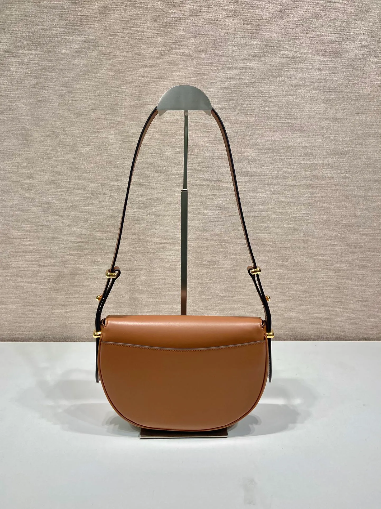 💰1600🎉New product🎉1BD365 double shoulder strap👏👏 This model is made of imported calfskin, with imported sheepskin inside. It has a clamshell design and is equipped with 2 detachable and adjustable shoulder straps. It can be carried on the shoulder or across the body, and is interchangeable in different occasions. It’s so perfect👏👏It has a large capacity, is fashionable and simple, babies. Hurry up and get it👏👏 Length 20x Height 16x Bottom 6cm