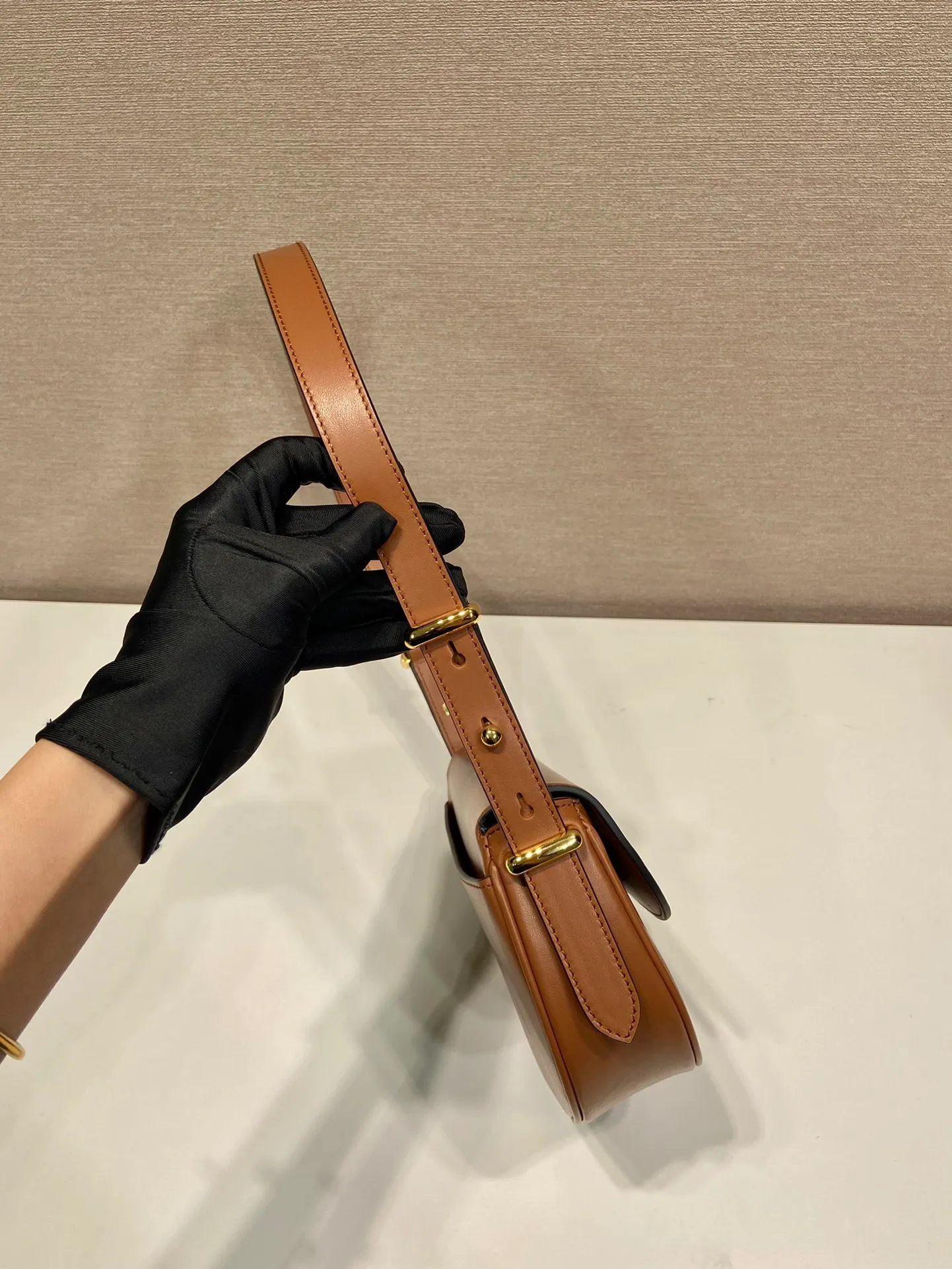 💰1600🎉New product🎉1BD365 double shoulder strap👏👏 This model is made of imported calfskin, with imported sheepskin inside. It has a clamshell design and is equipped with 2 detachable and adjustable shoulder straps. It can be carried on the shoulder or across the body, and is interchangeable in different occasions. It’s so perfect👏👏It has a large capacity, is fashionable and simple, babies. Hurry up and get it👏👏 Length 20x Height 16x Bottom 6cm
