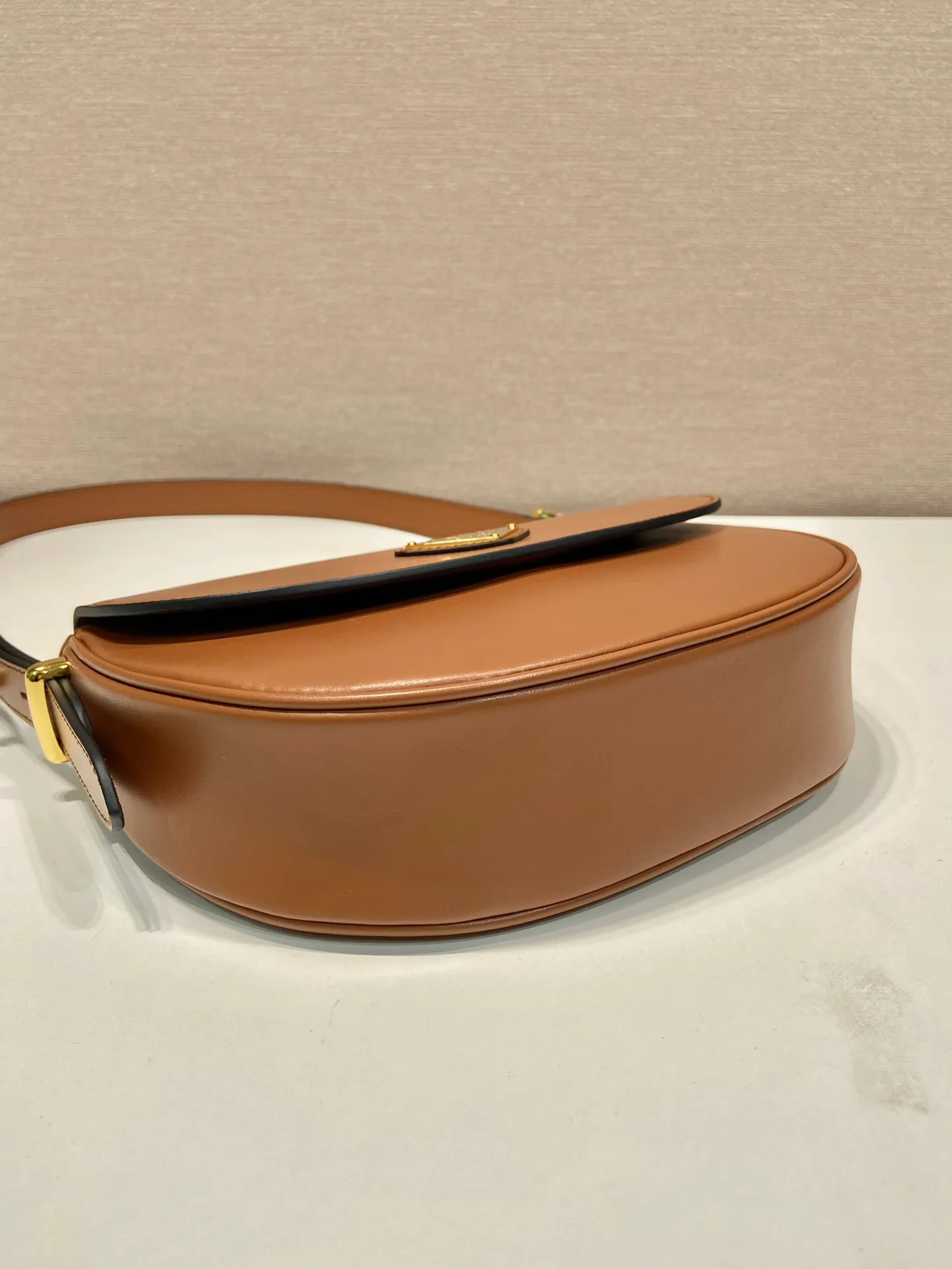 💰1600🎉New product🎉1BD365 double shoulder strap👏👏 This model is made of imported calfskin, with imported sheepskin inside. It has a clamshell design and is equipped with 2 detachable and adjustable shoulder straps. It can be carried on the shoulder or across the body, and is interchangeable in different occasions. It’s so perfect👏👏It has a large capacity, is fashionable and simple, babies. Hurry up and get it👏👏 Length 20x Height 16x Bottom 6cm