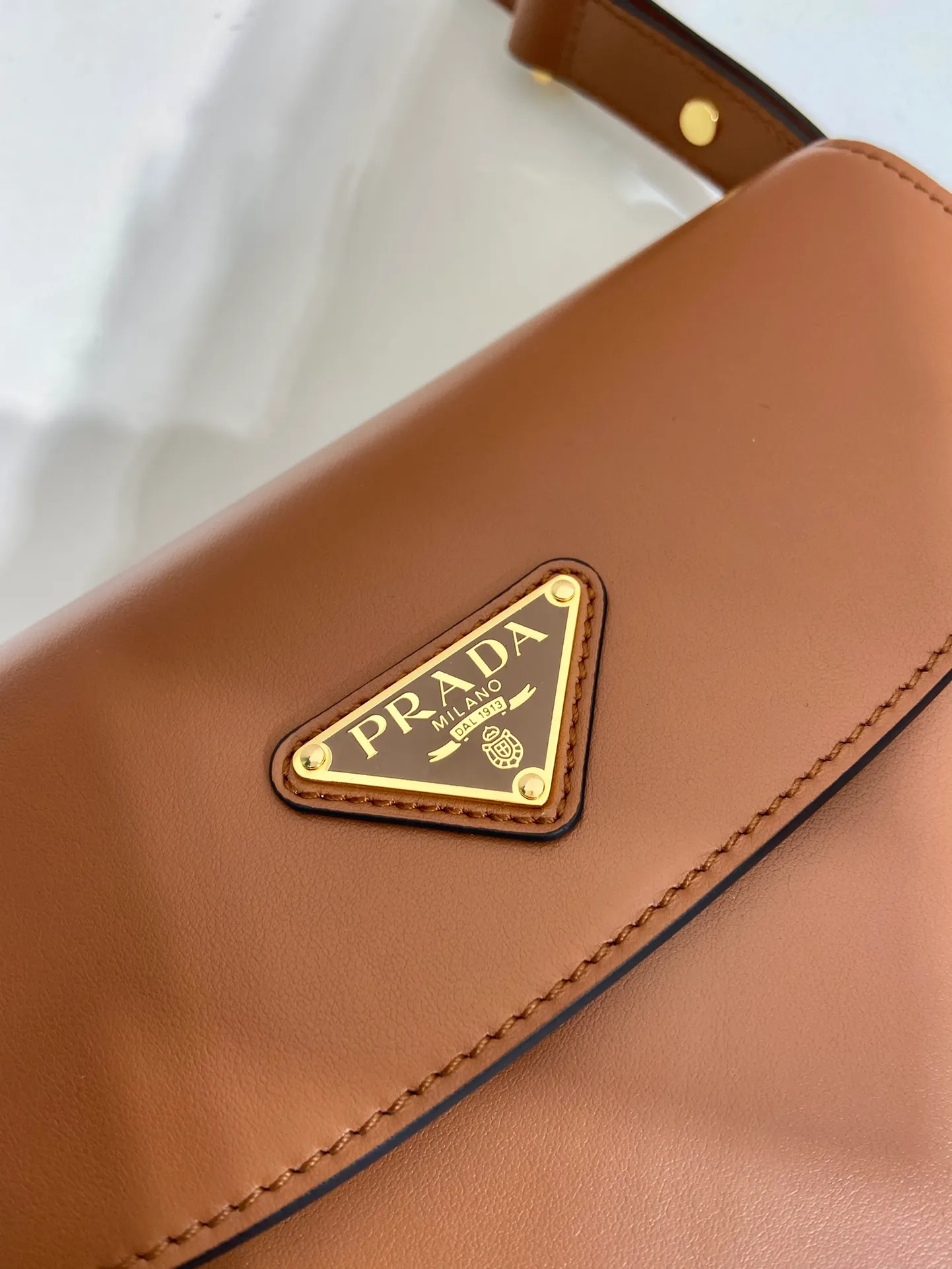 💰1600🎉New product🎉1BD365 double shoulder strap👏👏 This model is made of imported calfskin, with imported sheepskin inside. It has a clamshell design and is equipped with 2 detachable and adjustable shoulder straps. It can be carried on the shoulder or across the body, and is interchangeable in different occasions. It’s so perfect👏👏It has a large capacity, is fashionable and simple, babies. Hurry up and get it👏👏 Length 20x Height 16x Bottom 6cm