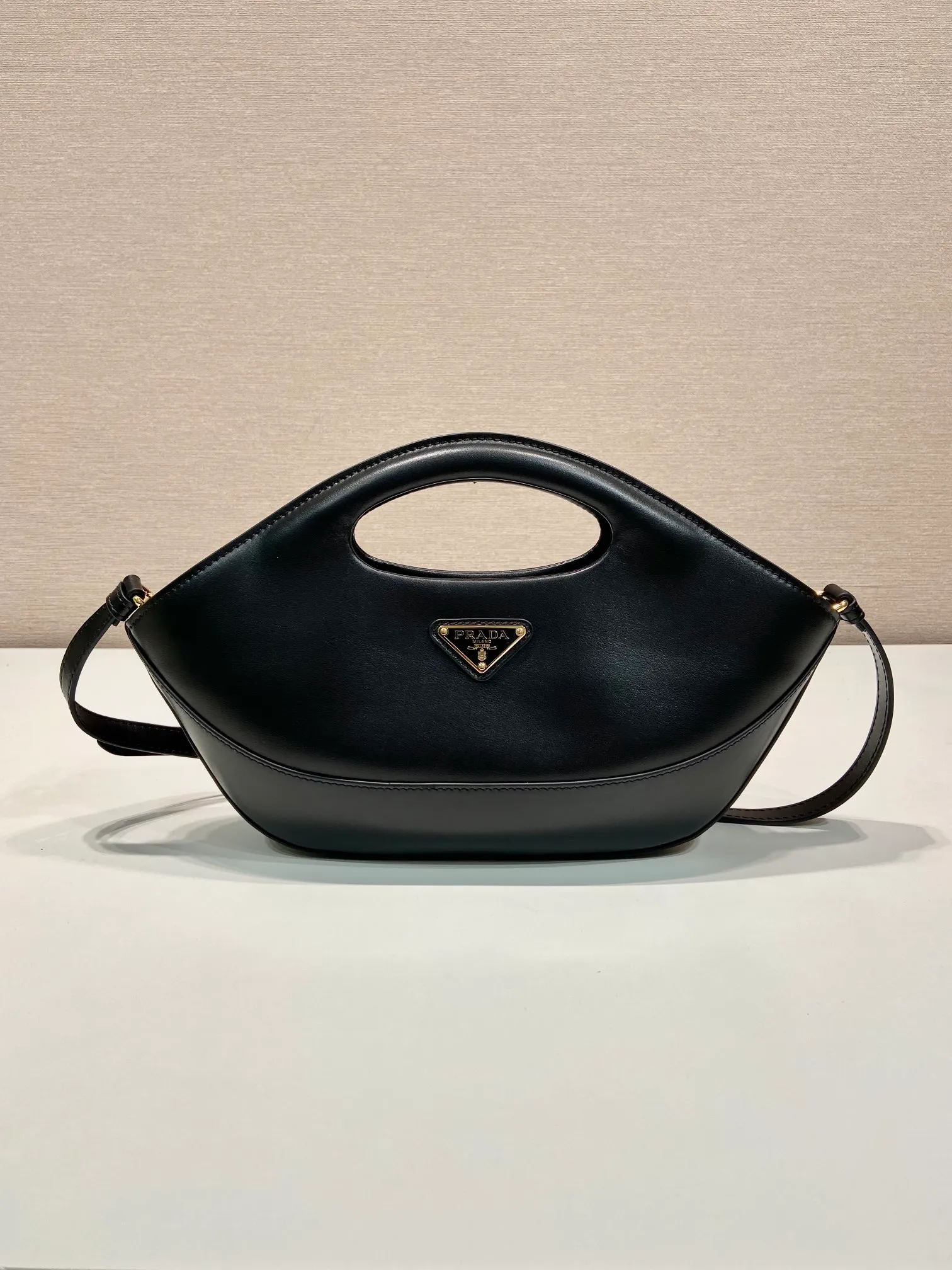 💰1500🎉New dumpling bag🎉1BA421 new style🎉 🎉 This dumpling bag is made of imported calfskin with imported sheepskin inside. Top-quality hardware, equipped with a detachable and adjustable long shoulder strap, and can be carried by hand. The upper body effect is very beautiful, fashionable and unique, babies, hurry up and get it🎉🎉Length 30x Height 20x Bottom 5cm🎉🎉