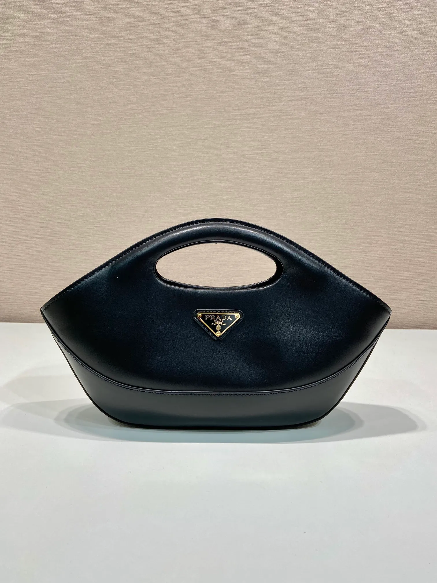 💰1500🎉New dumpling bag🎉1BA421 new style🎉 🎉 This dumpling bag is made of imported calfskin with imported sheepskin inside. Top-quality hardware, equipped with a detachable and adjustable long shoulder strap, and can be carried by hand. The upper body effect is very beautiful, fashionable and unique, babies, hurry up and get it🎉🎉Length 30x Height 20x Bottom 5cm🎉🎉