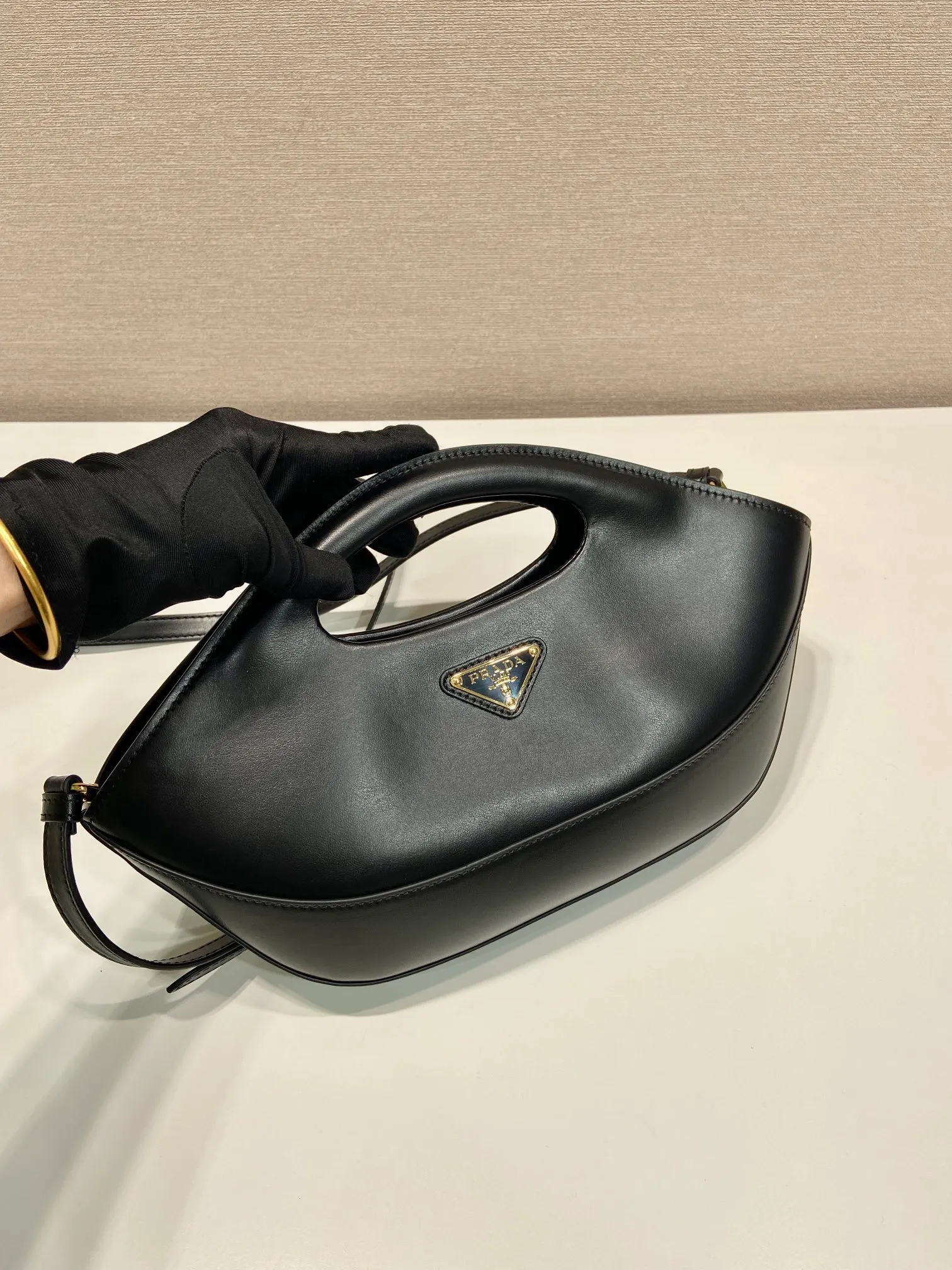 💰1500🎉New dumpling bag🎉1BA421 new style🎉 🎉 This dumpling bag is made of imported calfskin with imported sheepskin inside. Top-quality hardware, equipped with a detachable and adjustable long shoulder strap, and can be carried by hand. The upper body effect is very beautiful, fashionable and unique, babies, hurry up and get it🎉🎉Length 30x Height 20x Bottom 5cm🎉🎉