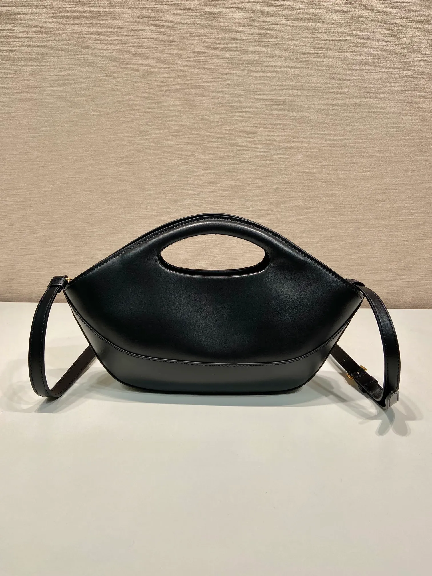 💰1500🎉New dumpling bag🎉1BA421 new style🎉 🎉 This dumpling bag is made of imported calfskin with imported sheepskin inside. Top-quality hardware, equipped with a detachable and adjustable long shoulder strap, and can be carried by hand. The upper body effect is very beautiful, fashionable and unique, babies, hurry up and get it🎉🎉Length 30x Height 20x Bottom 5cm🎉🎉