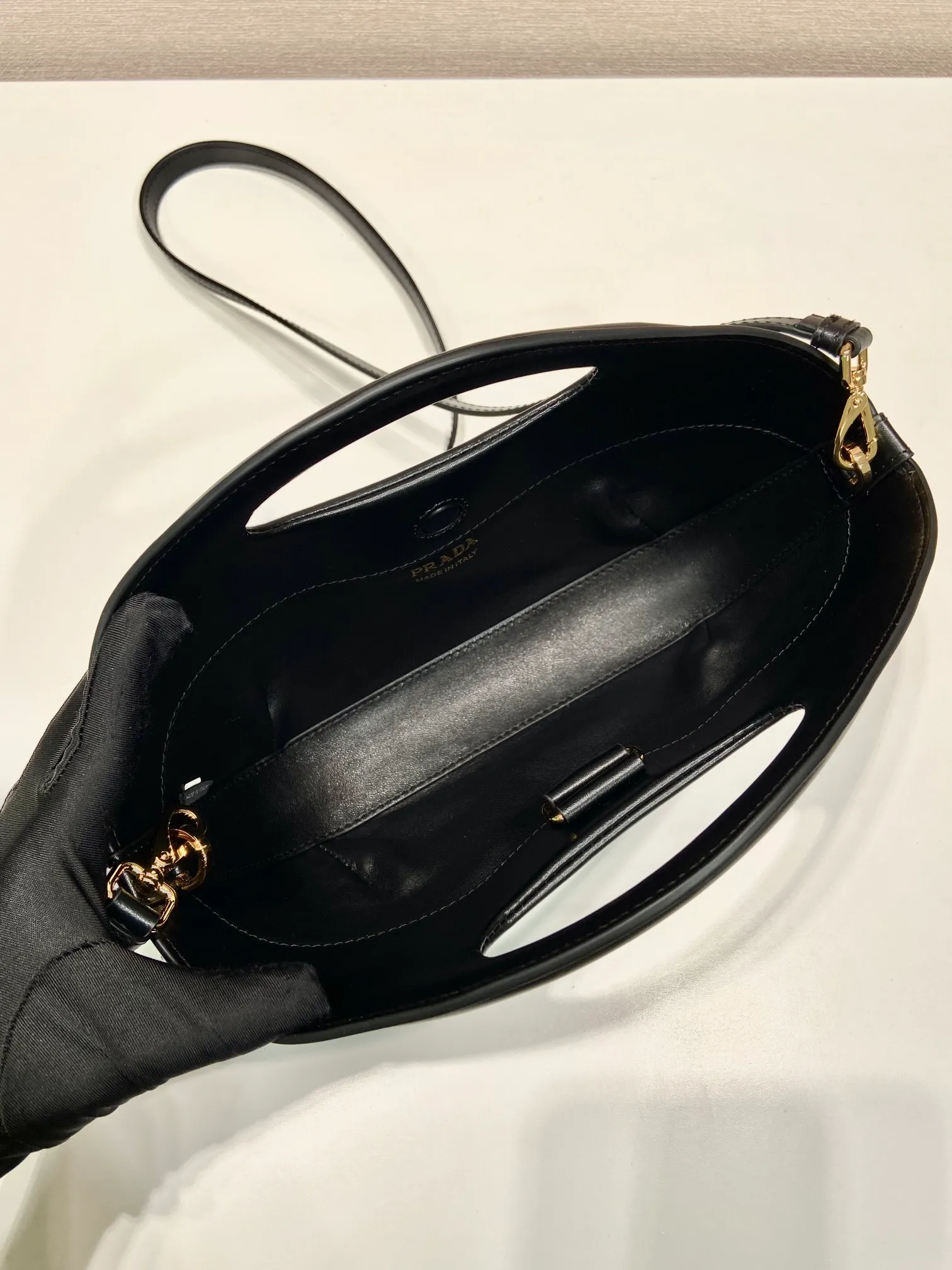💰1500🎉New dumpling bag🎉1BA421 new style🎉 🎉 This dumpling bag is made of imported calfskin with imported sheepskin inside. Top-quality hardware, equipped with a detachable and adjustable long shoulder strap, and can be carried by hand. The upper body effect is very beautiful, fashionable and unique, babies, hurry up and get it🎉🎉Length 30x Height 20x Bottom 5cm🎉🎉