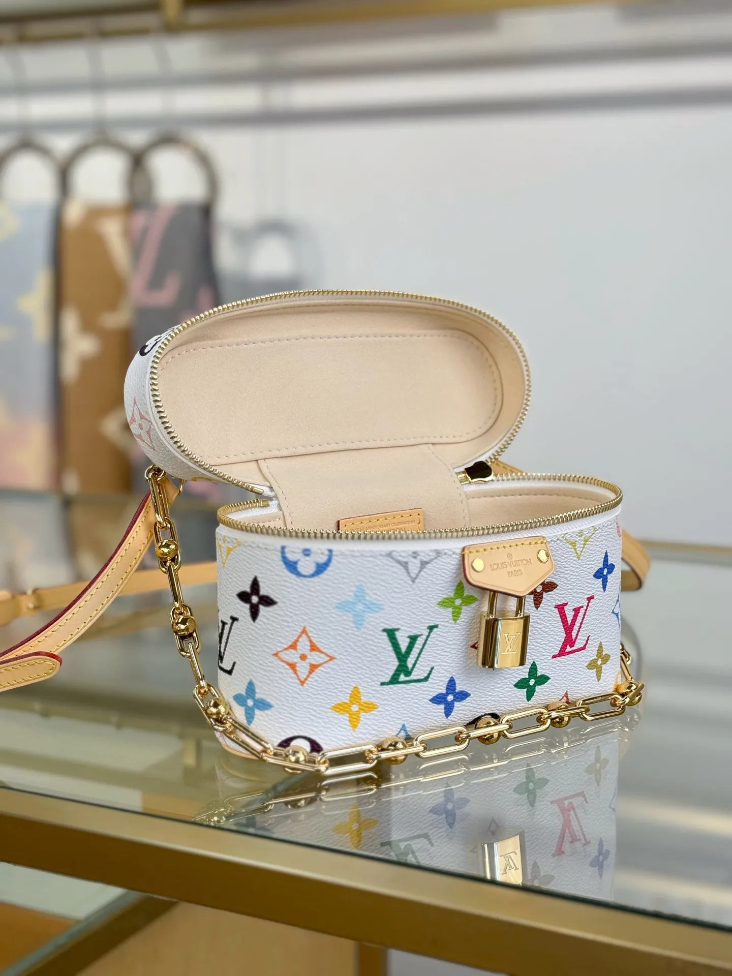 P¥1400👉nfc163C01 dynamic chip👈 [100% MB special grade, all-steel hardware, imported fabrics] This Vanity Pouch handbag is from the Louis Vuitton Coated canvas is trimmed with calfskin, while a zipper closure, detachable chain and LV-engraved padlock add a metallic sheen. Monogram coated canvas - Calf leather trim - Textile lining - Metal hardware - Zip closure - Padlock - Holds a smartphone, keys, headphones and short wallet - Shoulder strap: removable and adjustable! ! Model: M13662; Size: 19x11.5x6.5CM