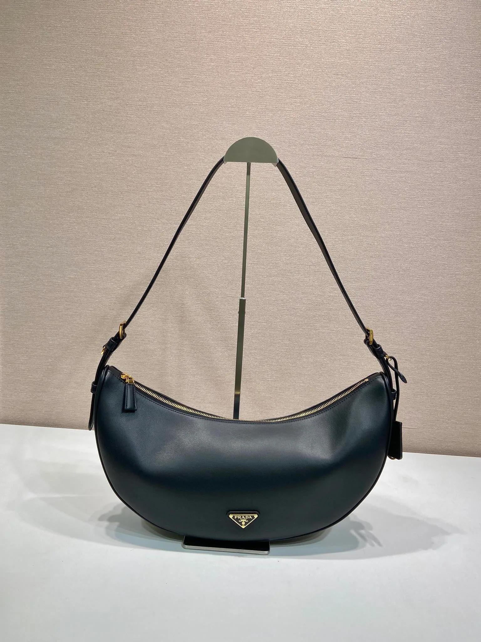 💰1660🎉New product🎉1BC255 armpit bag🎉🎉 This leather handbag adopts a soft and lightweight design and reinterprets the classic crescent shape. The graceful arc outlines the Oversize volume, making it a versatile accessory with ample space. The adjustable handle makes it easy to carry on the shoulder or cross-body. Exquisite and modern, large space capacity, super stylish upper body effect😘😘Babies, hurry up and get it🎉🎉 Length 42x Height 19.5x Bottom 8.5cm🎉🎉🎉💰💰💰