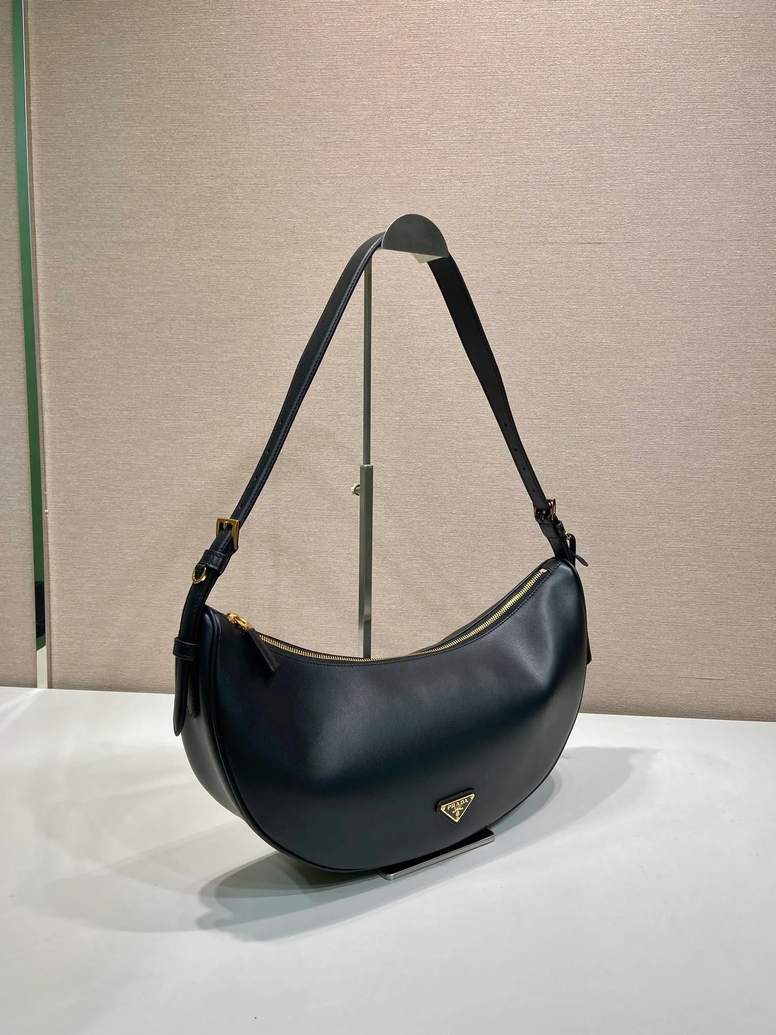 💰1660🎉New product🎉1BC255 armpit bag🎉🎉 This leather handbag adopts a soft and lightweight design and reinterprets the classic crescent shape. The graceful arc outlines the Oversize volume, making it a versatile accessory with ample space. The adjustable handle makes it easy to carry on the shoulder or cross-body. Exquisite and modern, large space capacity, super stylish upper body effect😘😘Babies, hurry up and get it🎉🎉 Length 42x Height 19.5x Bottom 8.5cm🎉🎉🎉💰💰💰