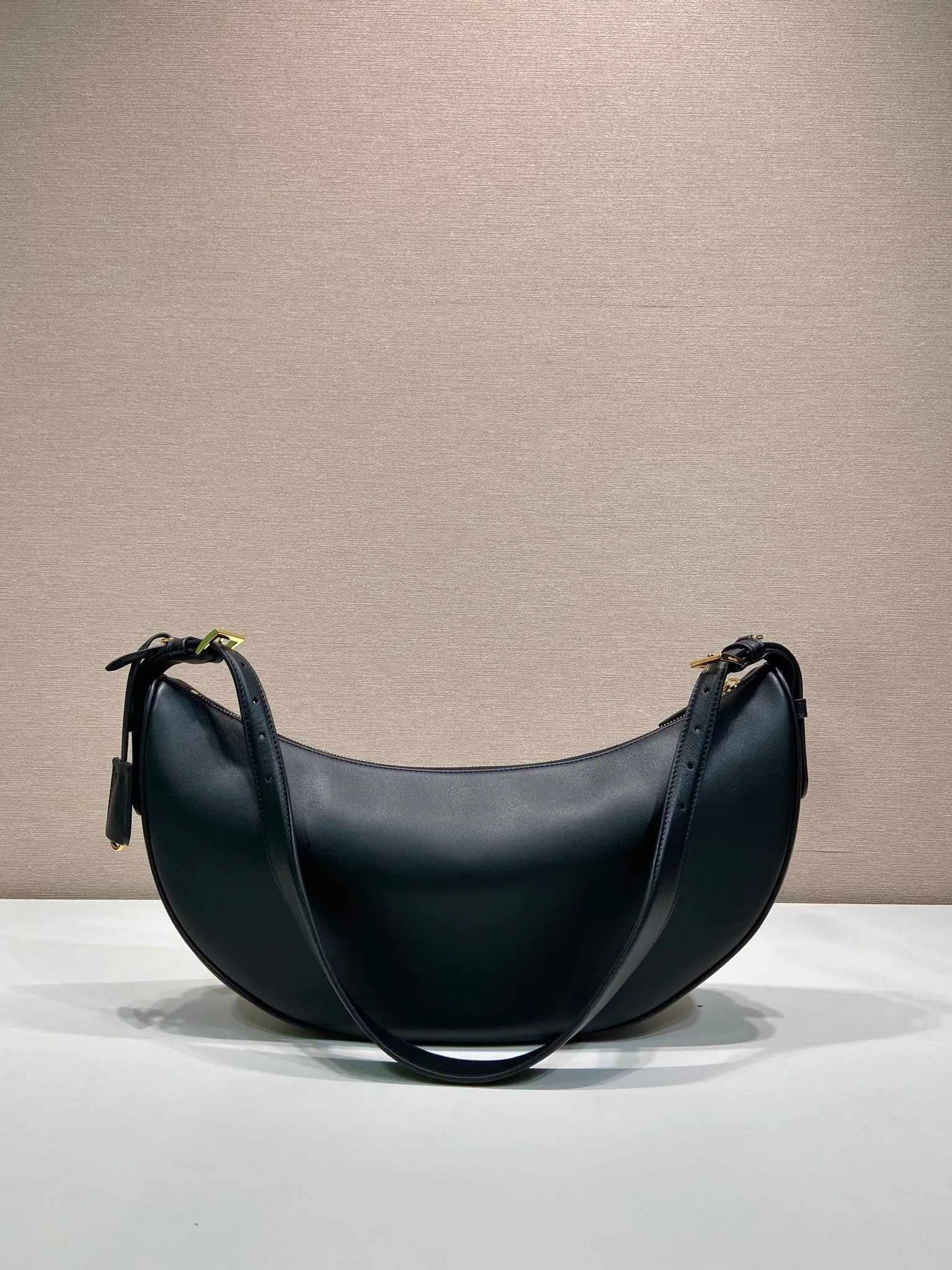 💰1660🎉New product🎉1BC255 armpit bag🎉🎉 This leather handbag adopts a soft and lightweight design and reinterprets the classic crescent shape. The graceful arc outlines the Oversize volume, making it a versatile accessory with ample space. The adjustable handle makes it easy to carry on the shoulder or cross-body. Exquisite and modern, large space capacity, super stylish upper body effect😘😘Babies, hurry up and get it🎉🎉 Length 42x Height 19.5x Bottom 8.5cm🎉🎉🎉💰💰💰