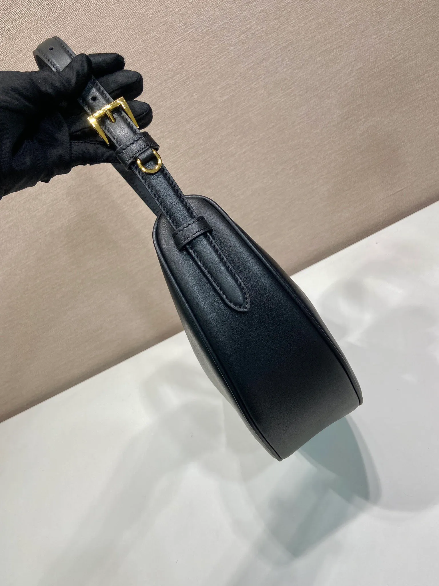 💰1660🎉New product🎉1BC255 armpit bag🎉🎉 This leather handbag adopts a soft and lightweight design and reinterprets the classic crescent shape. The graceful arc outlines the Oversize volume, making it a versatile accessory with ample space. The adjustable handle makes it easy to carry on the shoulder or cross-body. Exquisite and modern, large space capacity, super stylish upper body effect😘😘Babies, hurry up and get it🎉🎉 Length 42x Height 19.5x Bottom 8.5cm🎉🎉🎉💰💰💰