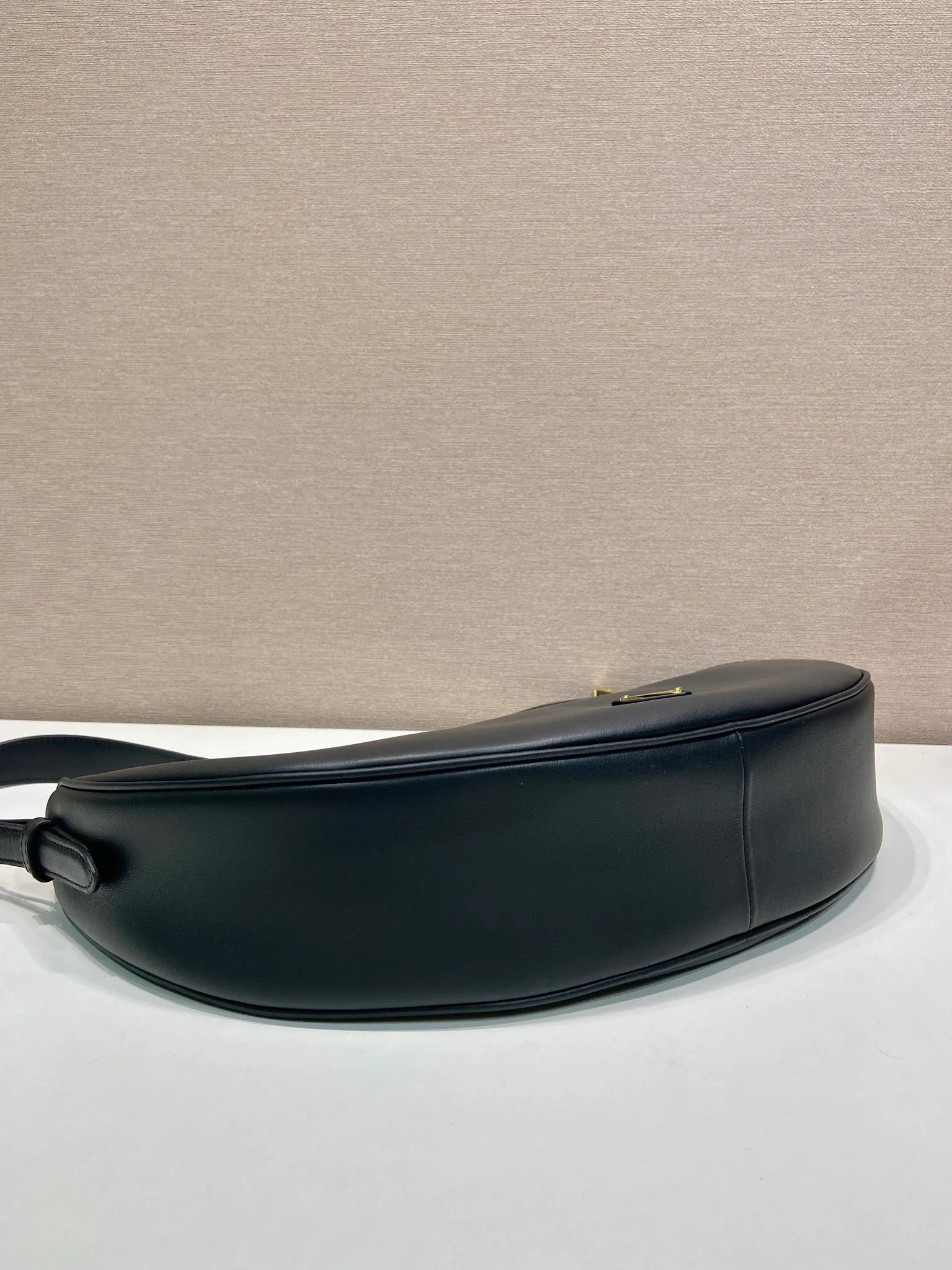 💰1660🎉New product🎉1BC255 armpit bag🎉🎉 This leather handbag adopts a soft and lightweight design and reinterprets the classic crescent shape. The graceful arc outlines the Oversize volume, making it a versatile accessory with ample space. The adjustable handle makes it easy to carry on the shoulder or cross-body. Exquisite and modern, large space capacity, super stylish upper body effect😘😘Babies, hurry up and get it🎉🎉 Length 42x Height 19.5x Bottom 8.5cm🎉🎉🎉💰💰💰