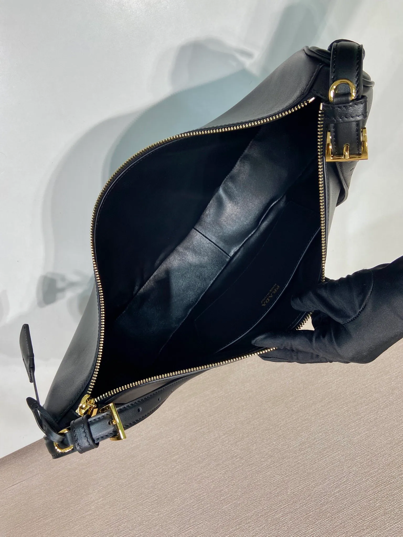 💰1660🎉New product🎉1BC255 armpit bag🎉🎉 This leather handbag adopts a soft and lightweight design and reinterprets the classic crescent shape. The graceful arc outlines the Oversize volume, making it a versatile accessory with ample space. The adjustable handle makes it easy to carry on the shoulder or cross-body. Exquisite and modern, large space capacity, super stylish upper body effect😘😘Babies, hurry up and get it🎉🎉 Length 42x Height 19.5x Bottom 8.5cm🎉🎉🎉💰💰💰