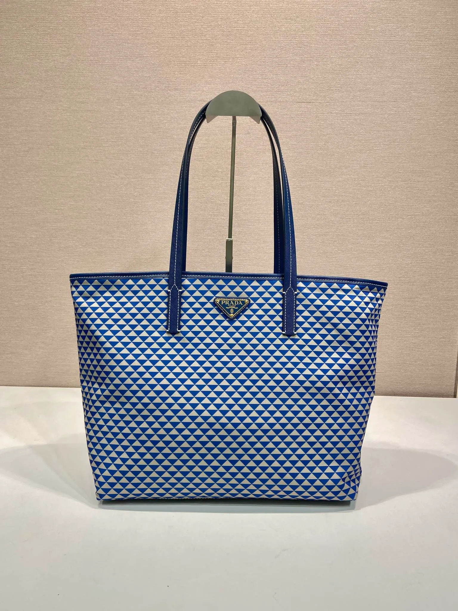 💰1160🎉New tote bag🎉1BD552 new product🎉🎉This Tessuto The Triangulum tote bag is made of imported printed nylon fabric with cross-grain cowhide. The triangular pattern is eye-catching in color and has a large capacity. It is really versatile😘😘The upper body effect is very stylish. Beauties, hurry up and get it🎉🎉. It is a must-have in spring and summer. It is also a popular style that will never go out of style🎉🎉 Length 33c Height 29x Bottom 14cm🎉🎉🎉💰💰💰