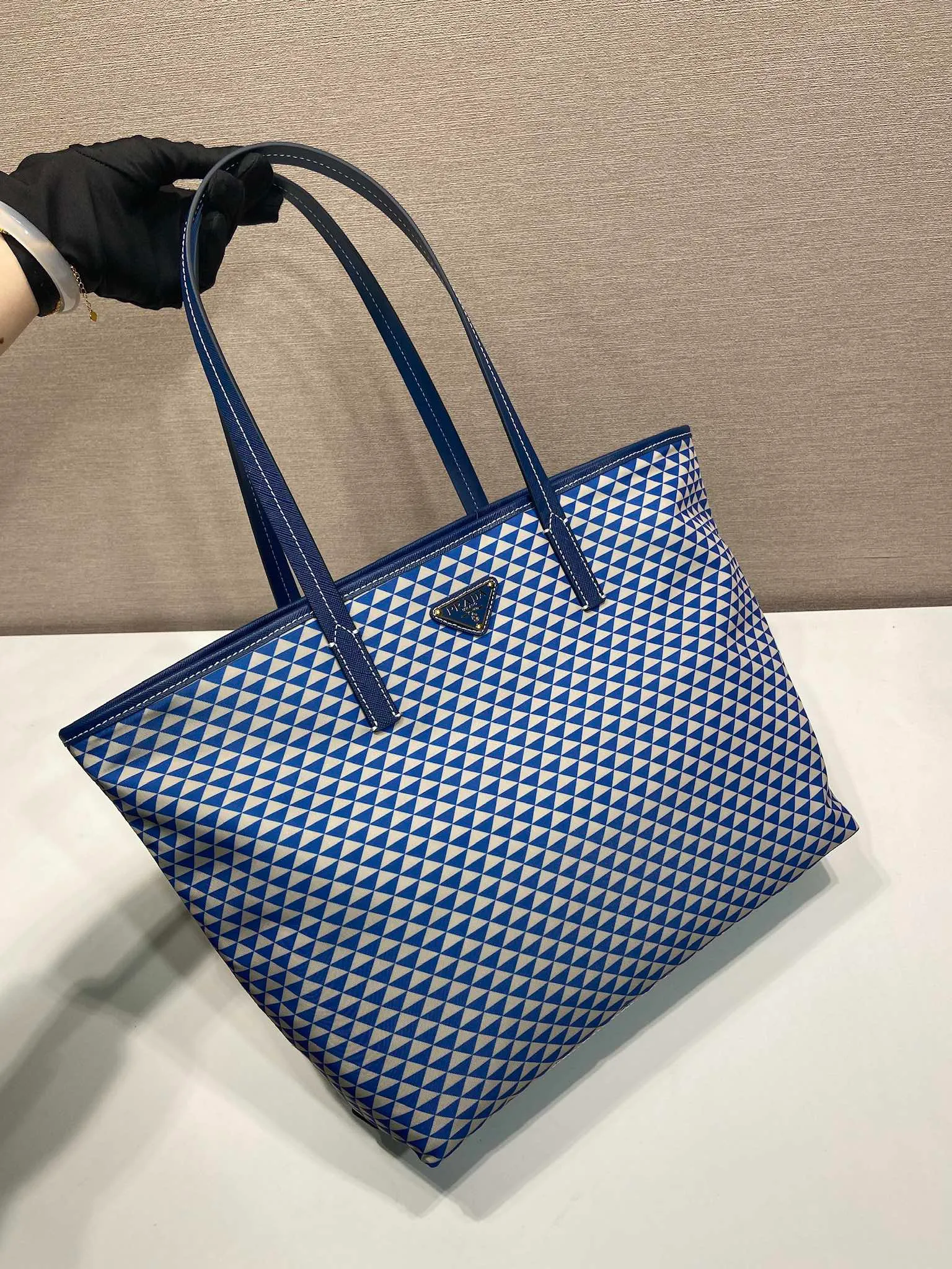 💰1160🎉New tote bag🎉1BD552 new product🎉🎉This Tessuto The Triangulum tote bag is made of imported printed nylon fabric with cross-grain cowhide. The triangular pattern is eye-catching in color and has a large capacity. It is really versatile😘😘The upper body effect is very stylish. Beauties, hurry up and get it🎉🎉. It is a must-have in spring and summer. It is also a popular style that will never go out of style🎉🎉 Length 33c Height 29x Bottom 14cm🎉🎉🎉💰💰💰